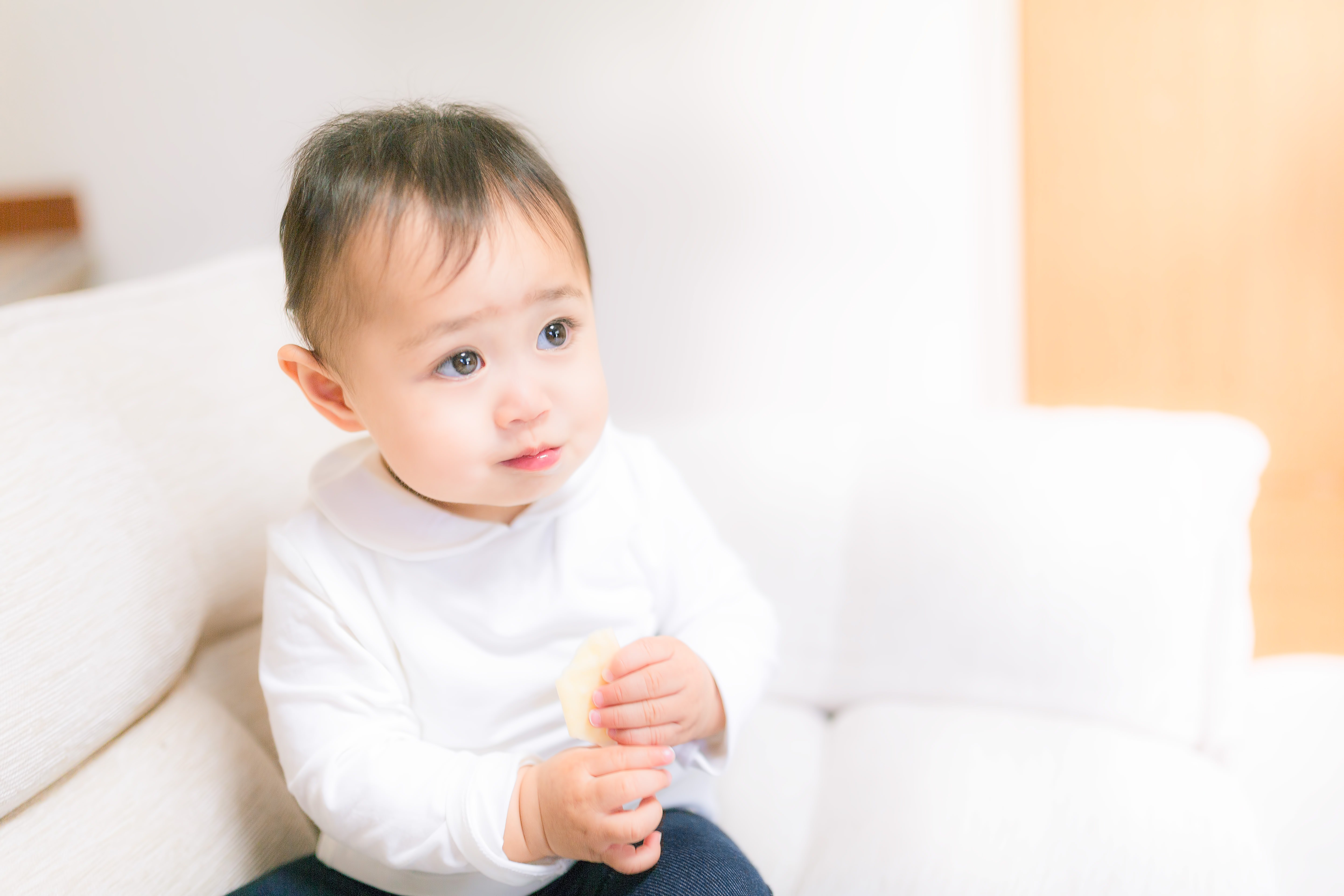 お菓子をもっと食べたい時の可愛い顔 赤ちゃん の写真素材 ぱくたそ