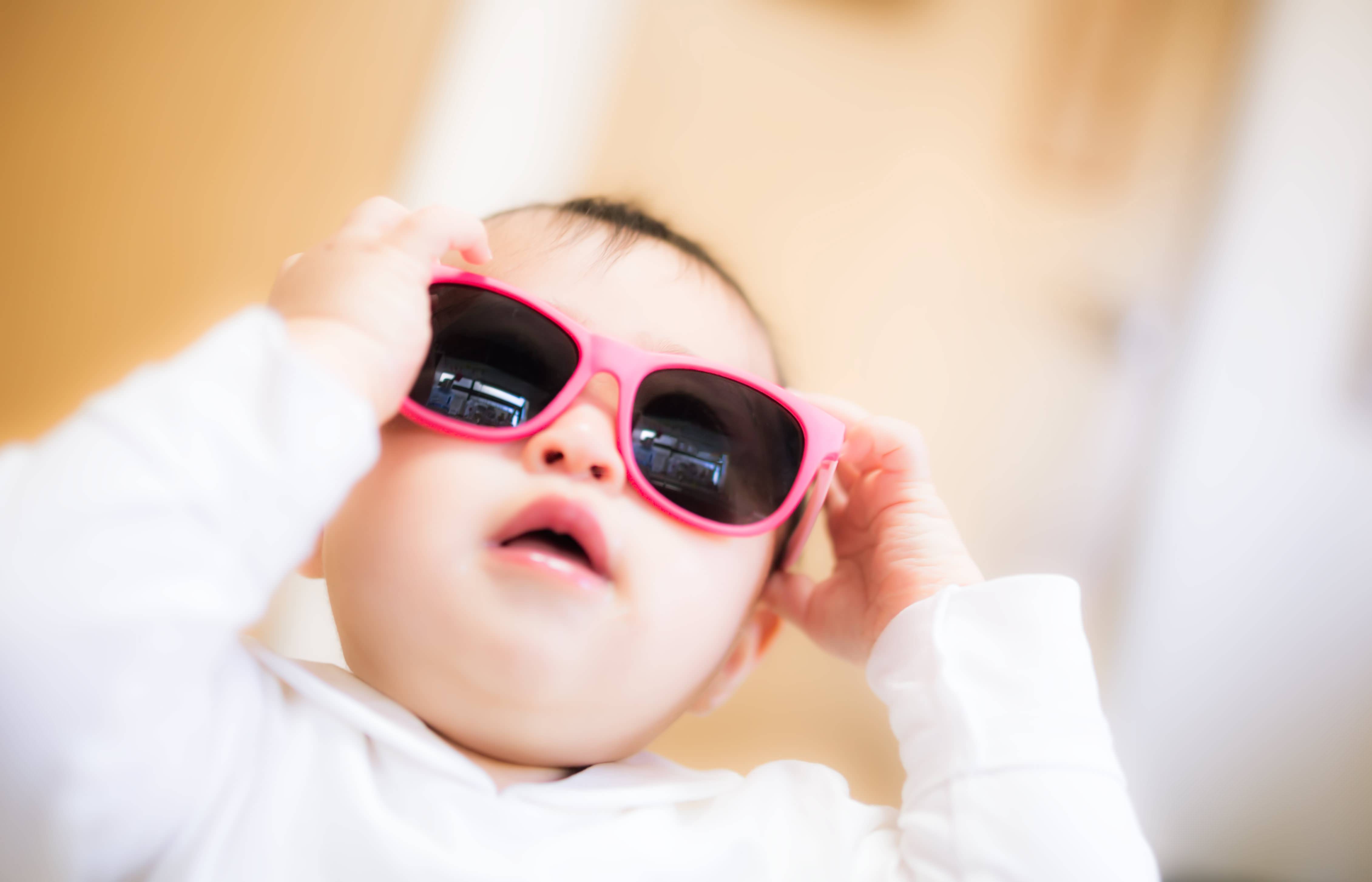 大きなサングラスをかける赤ちゃんの写真を無料ダウンロード（フリー素材） - ぱくたそ