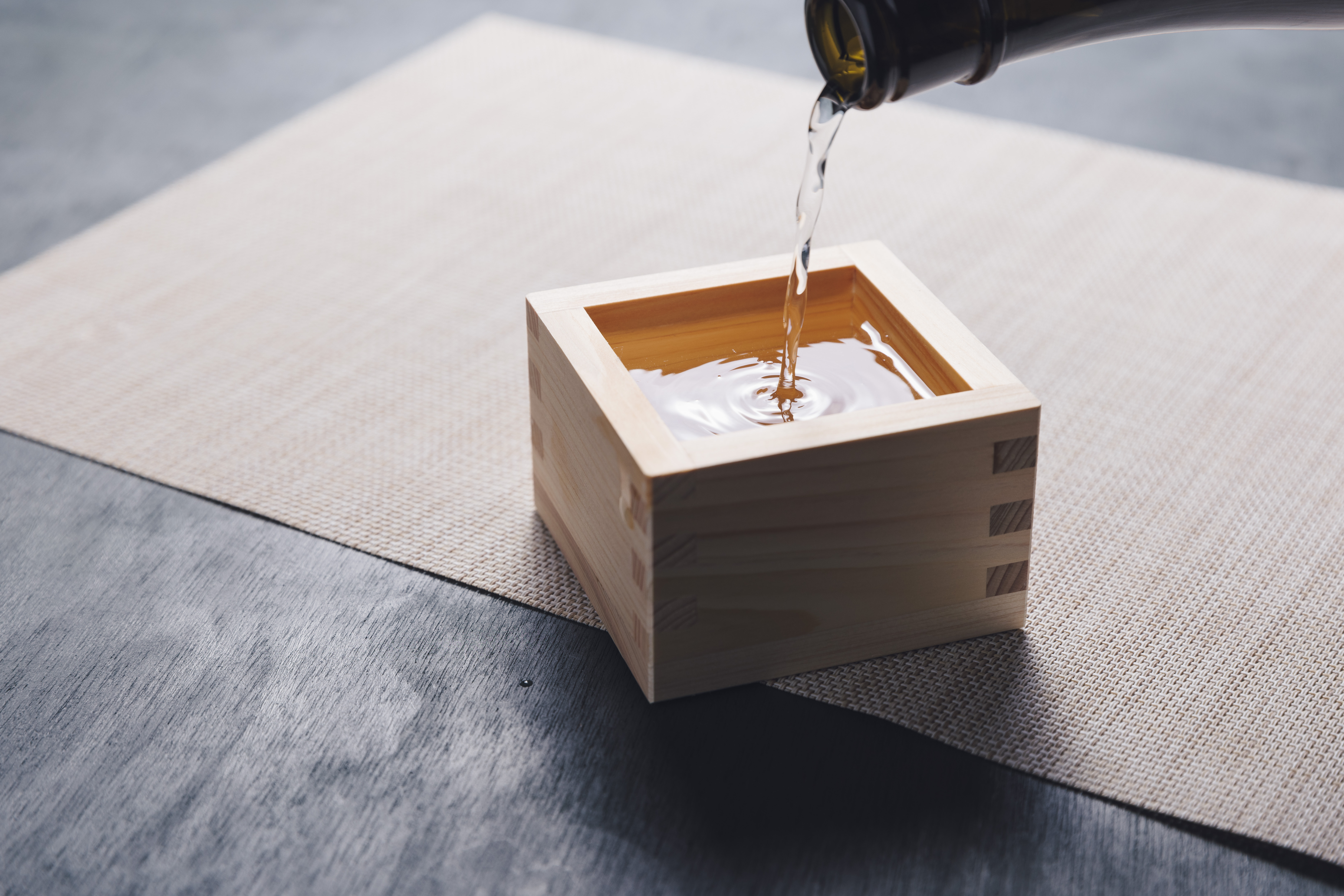 升に注ががれる日本酒の様子の無料写真素材 - ID.76297｜ぱくたそ