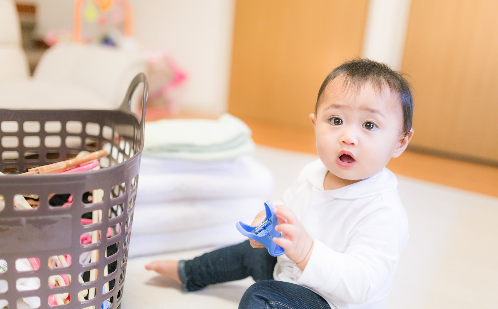 「部屋干しを期待する赤ちゃん（洗濯物）」の写真［モデル：Lisa］