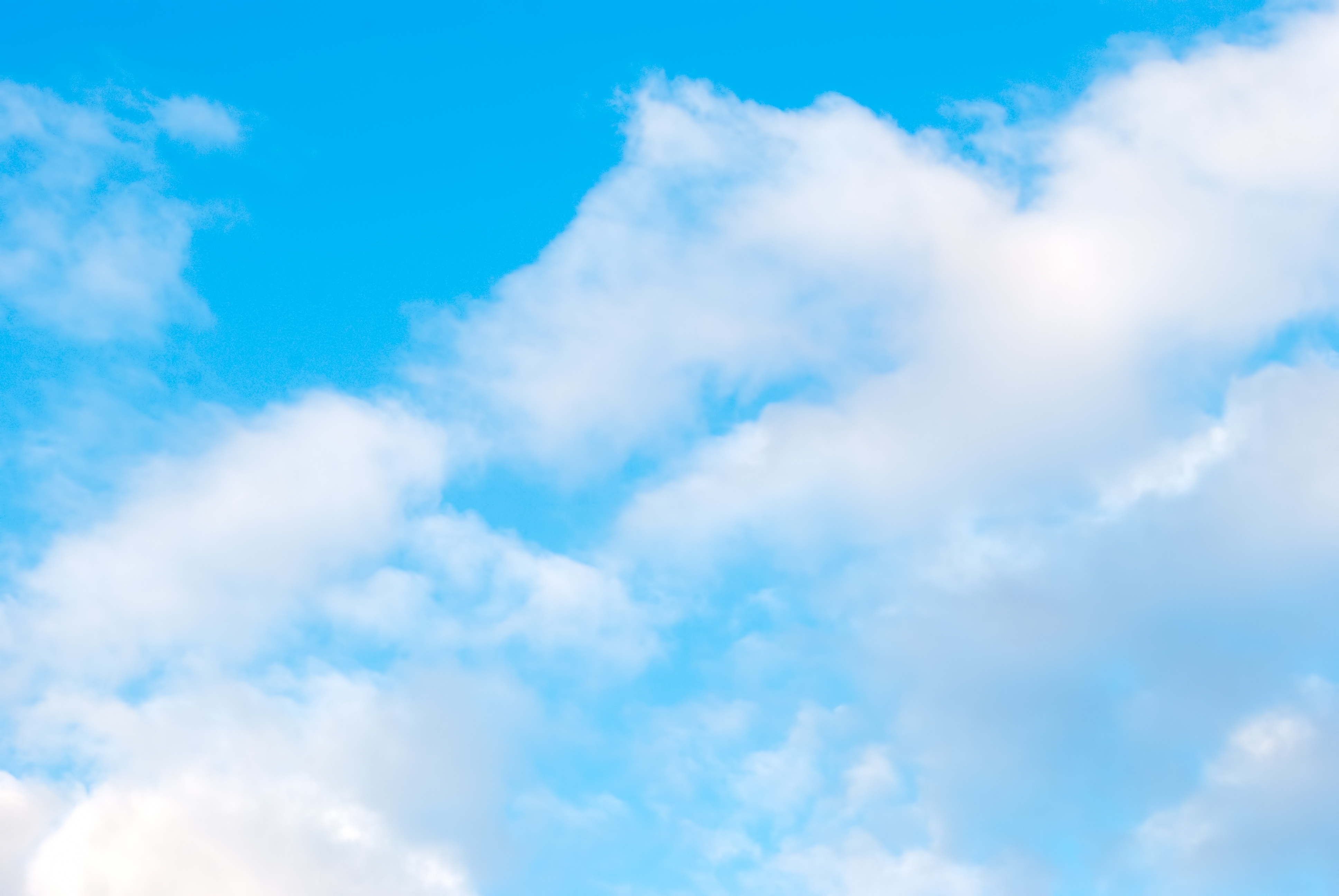 青空とふわふわ雲のフリー素材 ぱくたそ