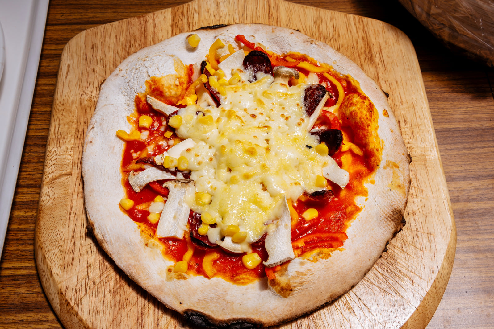 「釜から上がったばかりのチーズたっぷりのピザ」の写真