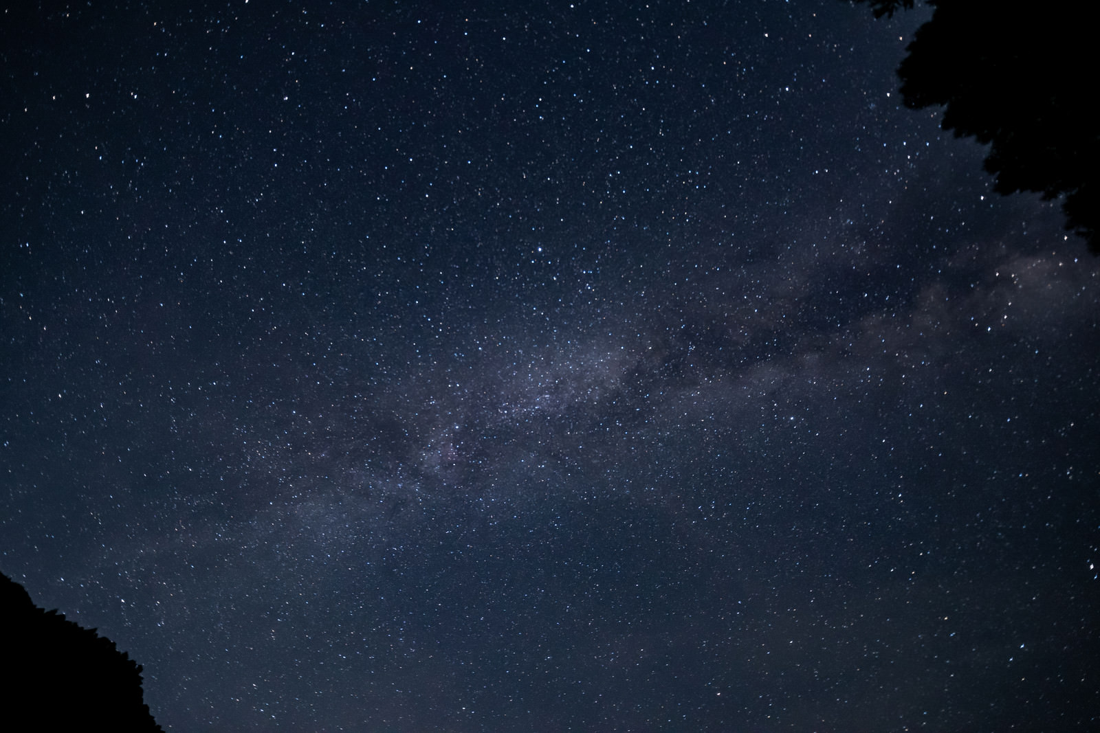 夜空に浮かび上がる天の川の写真を無料ダウンロード フリー素材 ぱくたそ