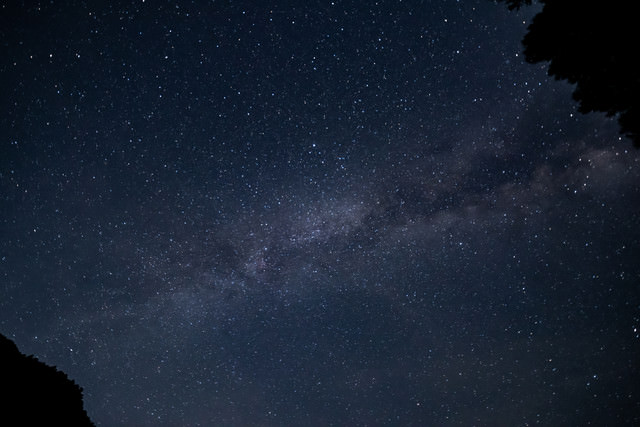 夜空に浮かび上がる天の川の写真を無料ダウンロード フリー素材 ぱくたそ 夜空に浮かび上がる天の川の写真を無料ダウンロード フリー素材 ぱくたそ