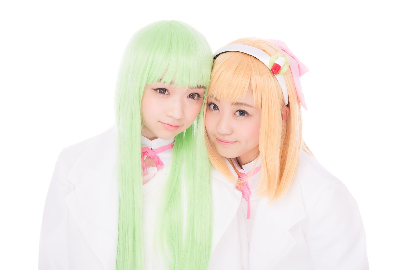 「ずっと仲良しの薬剤師少女たち」の写真［モデル：河村友歌 渡辺友美子］