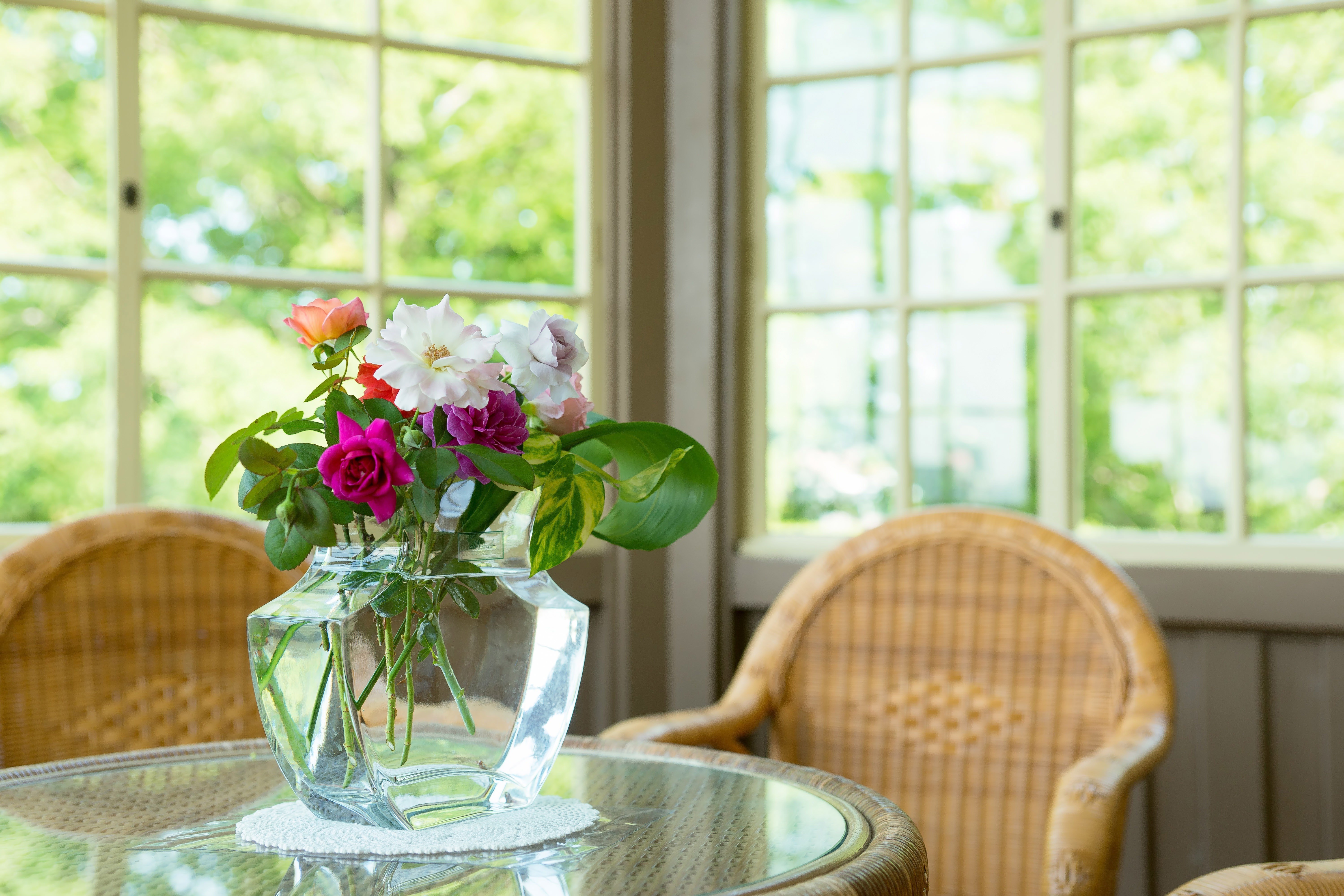 花瓶とテーブルの写真 画像 を無料ダウンロード フリー素材のぱくたそ