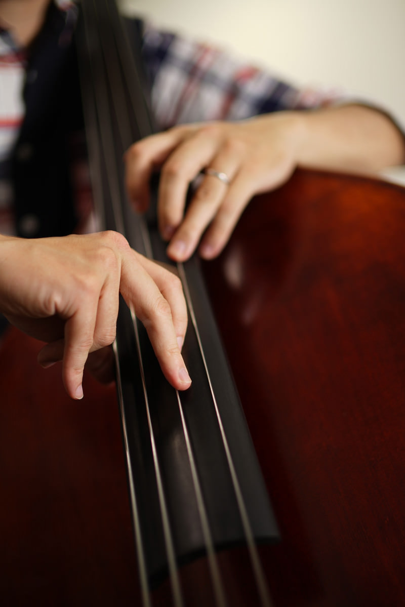 ウッドベースを弾く指の様子の写真 画像 を無料ダウンロード フリー素材のぱくたそ