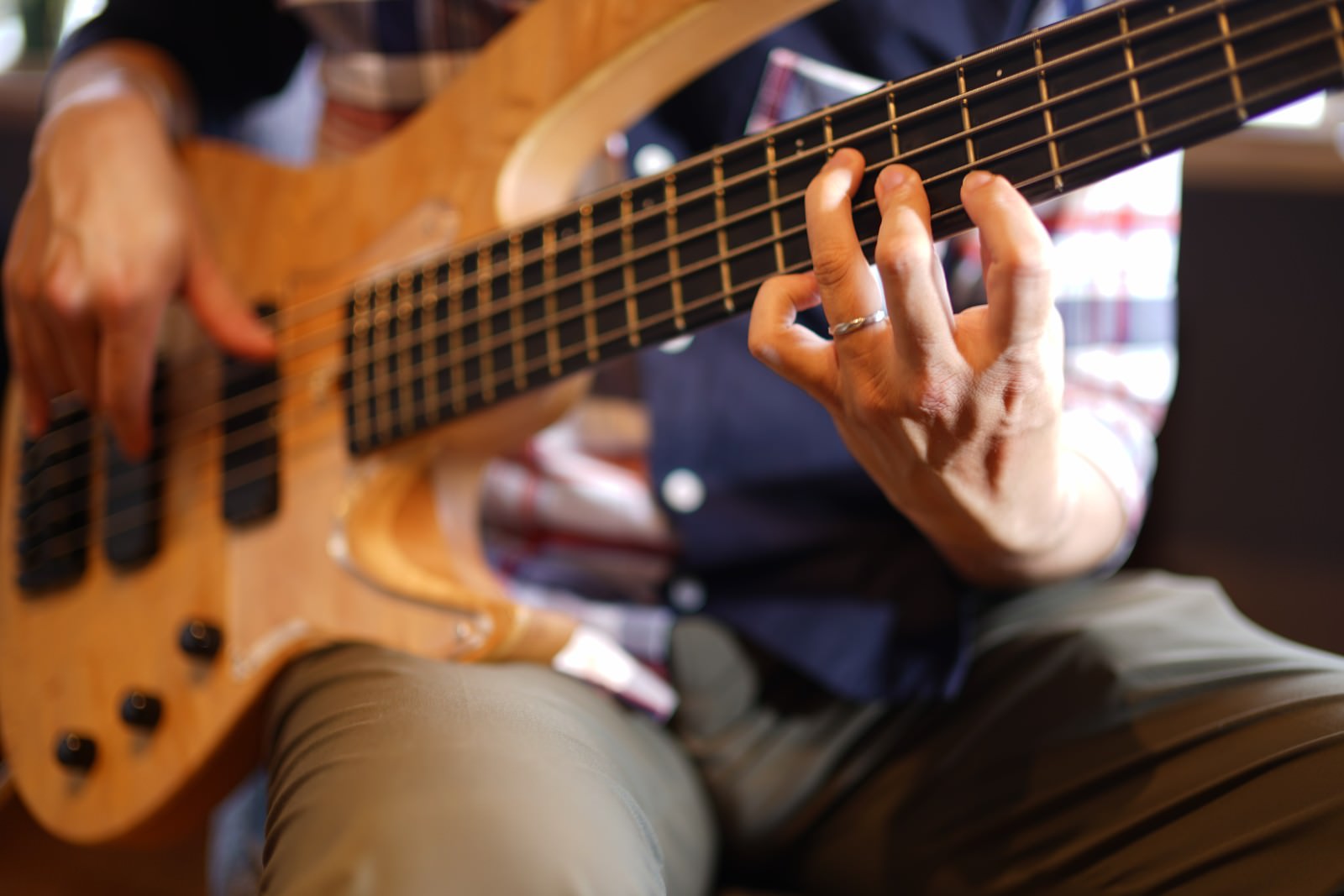 「5弦ベースを弾くベーシストの左手フォーム | フリー素材のぱくたそ」の写真