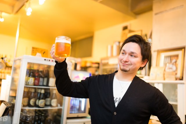 飲み会で爽やかに乾杯するドイツ人ハーフ