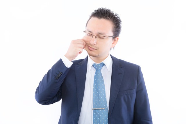 「これは夢じゃないのか・・・」頬をつねる外国人の無料の写真素材 - ID.4862｜フリー素材 ぱくたそ