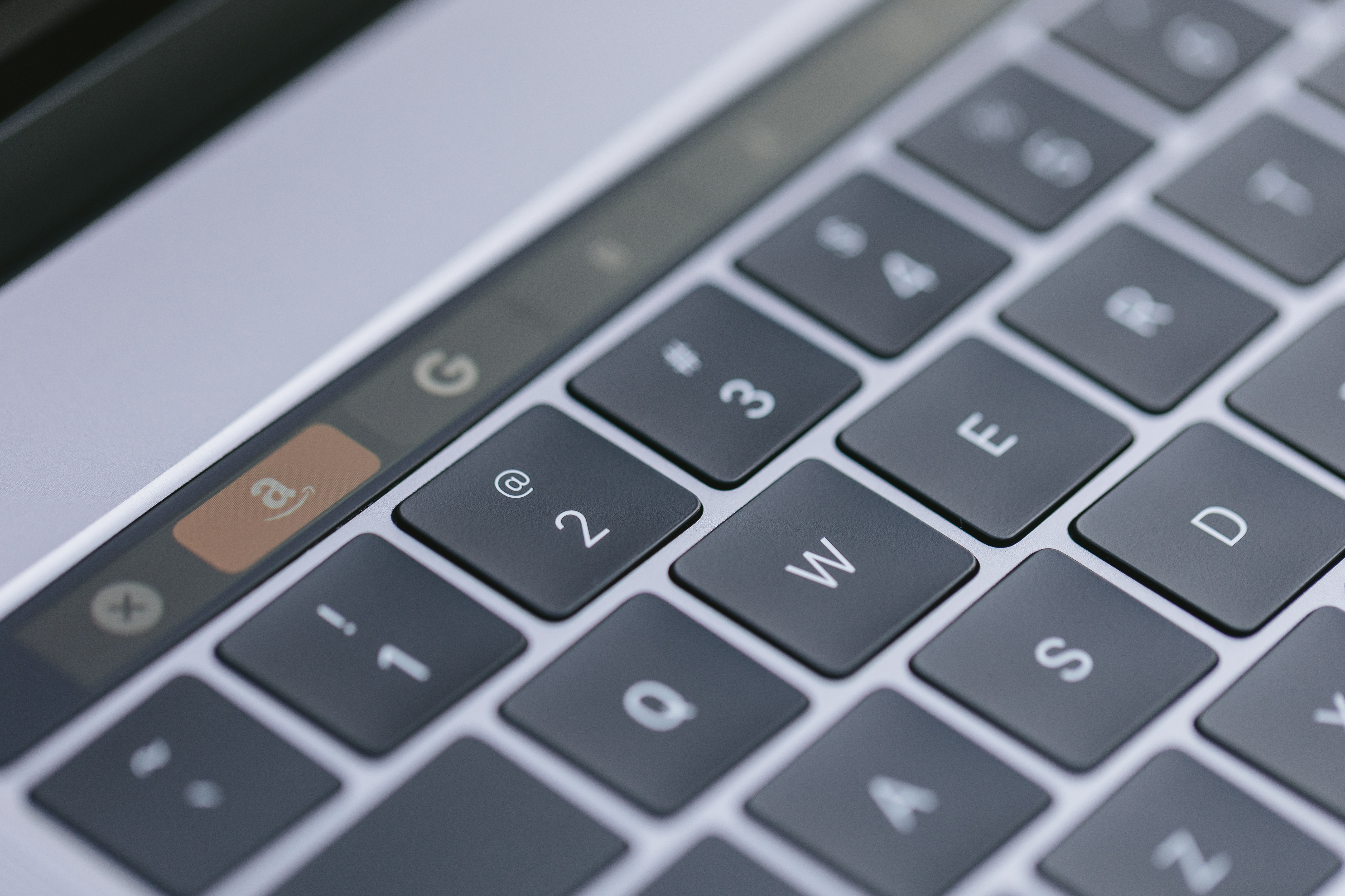 ファンクションキーのかわりに有機elのタッチバーが搭載した新型パソコンの写真素材 ぱくたそ