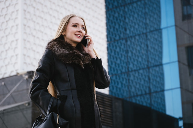 スマホで通話する外国人セレブの写真素材 ぱくたそ