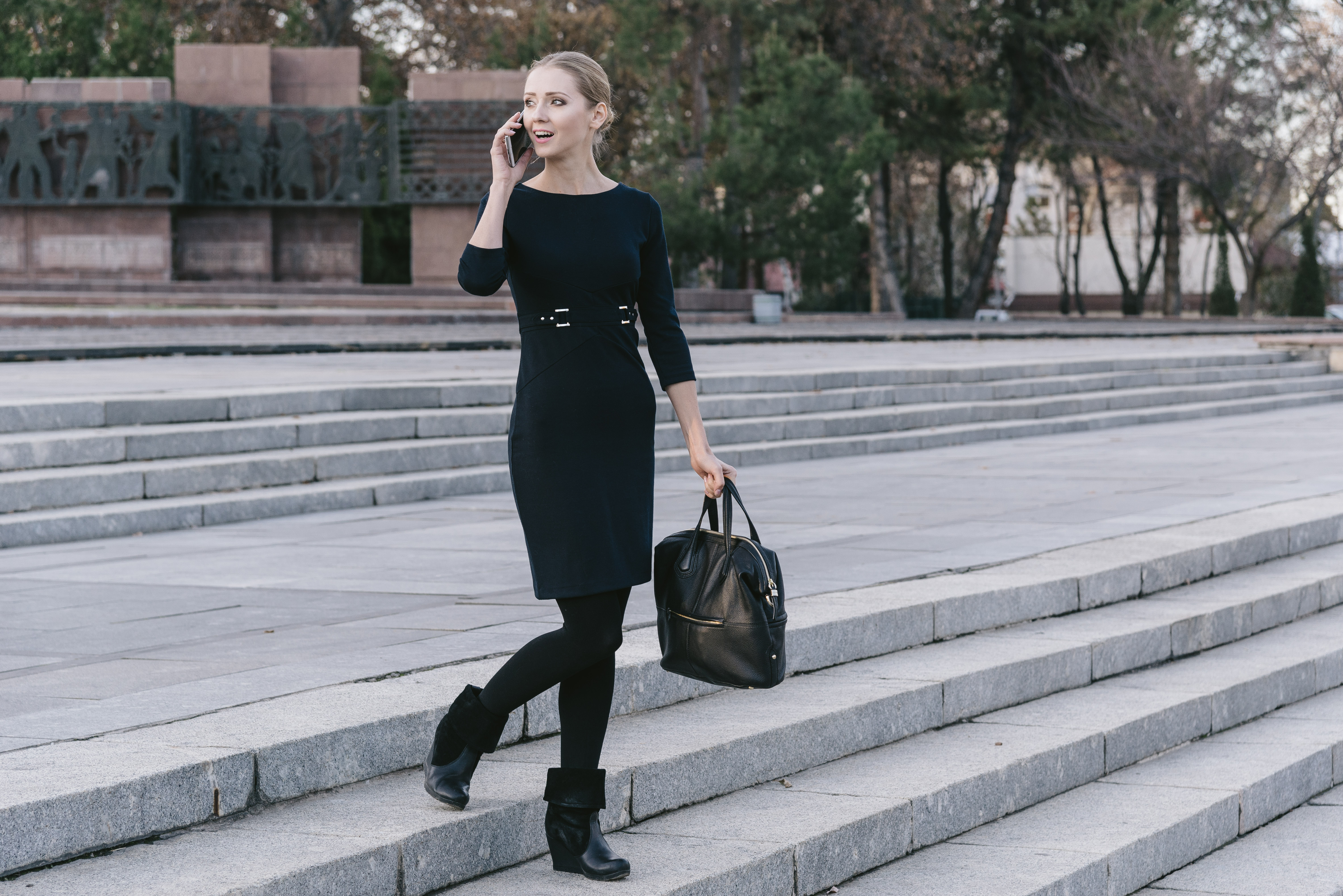 外出先から電話する外国人モデルの無料の写真素材 フリー素材 をダウンロード ぱくたそ