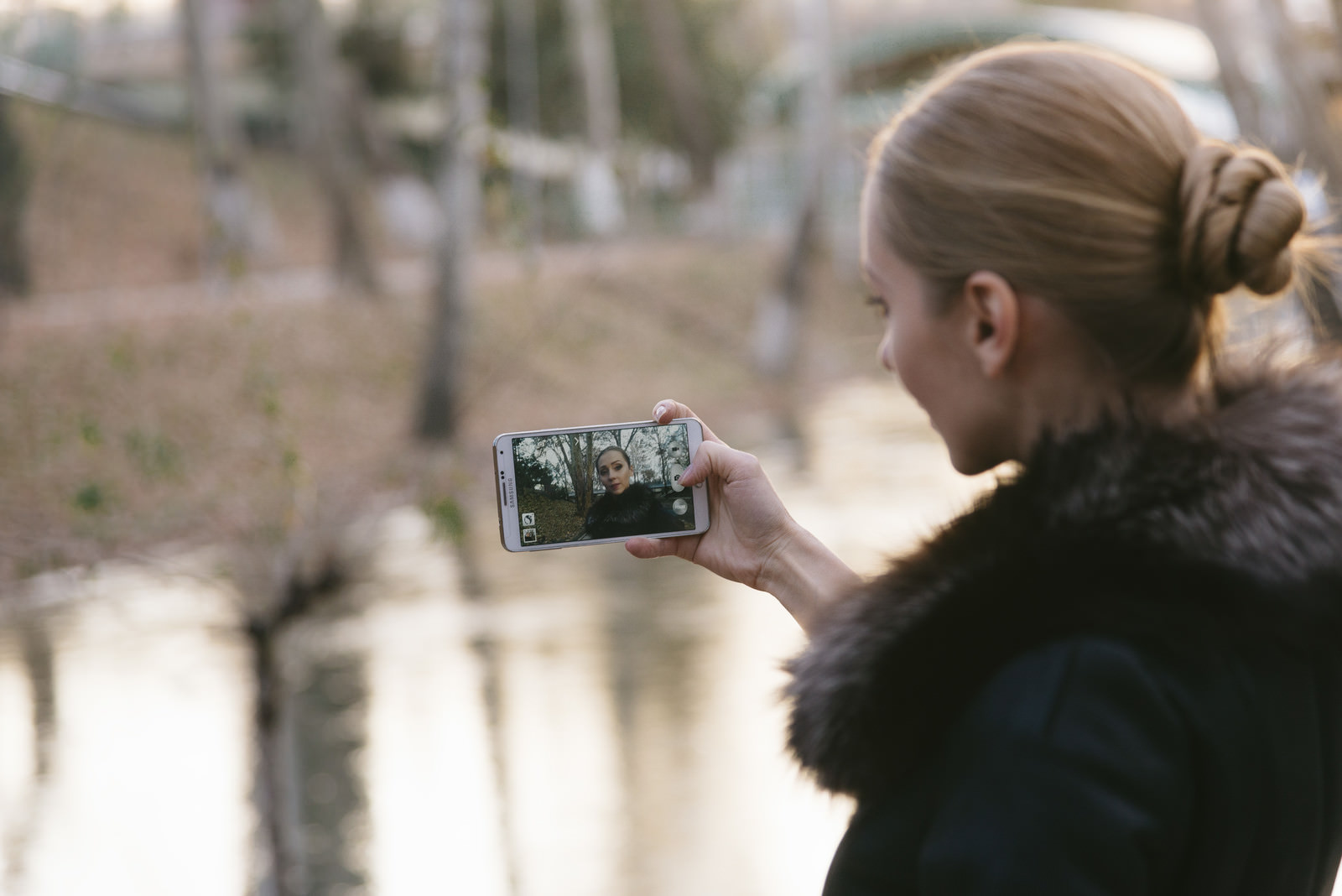 スマホで自撮りするブロンドの外国人女性 フリー素材のぱくたそ