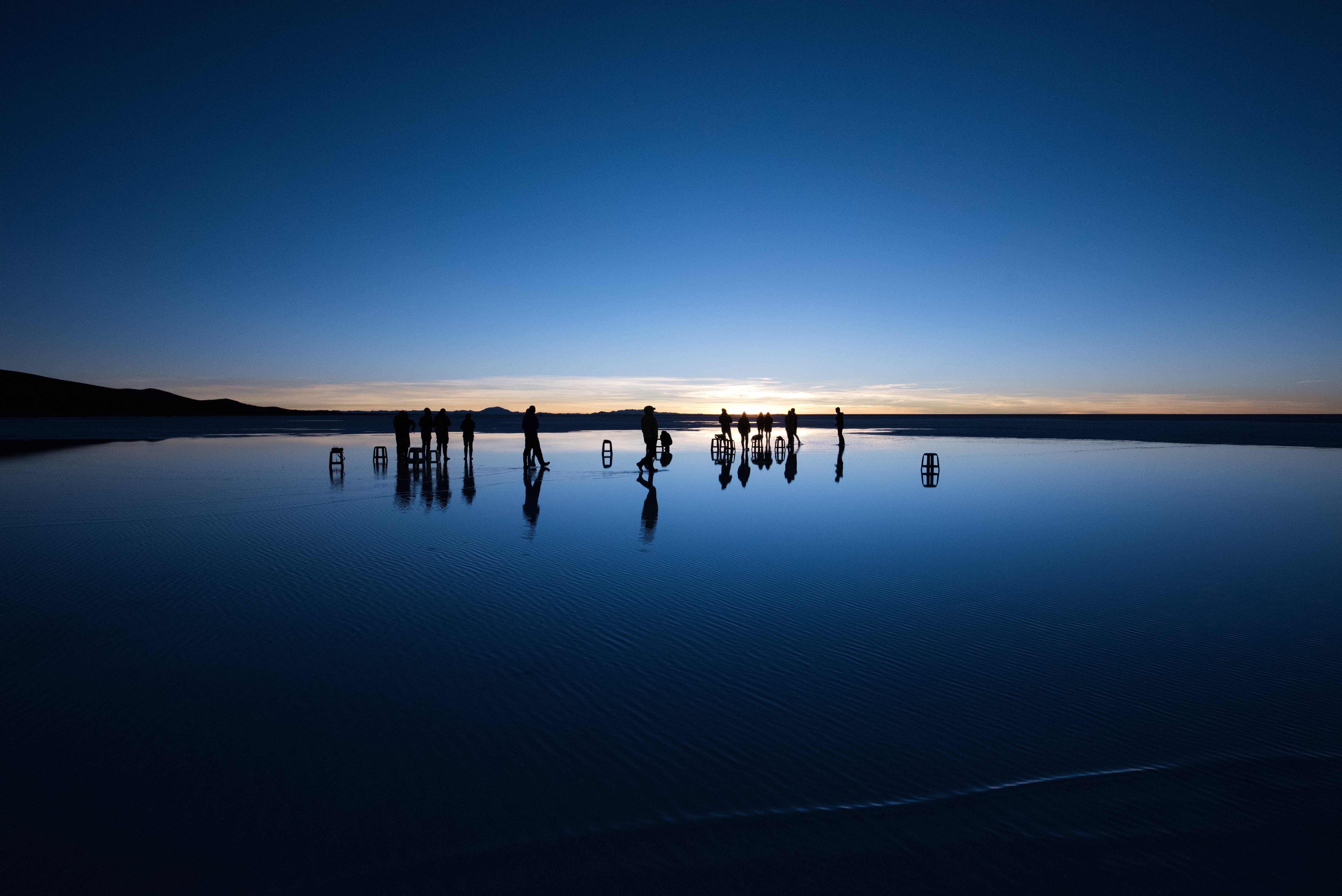 ウユニ塩湖の日の出を待つ人の写真素材 ぱくたそ