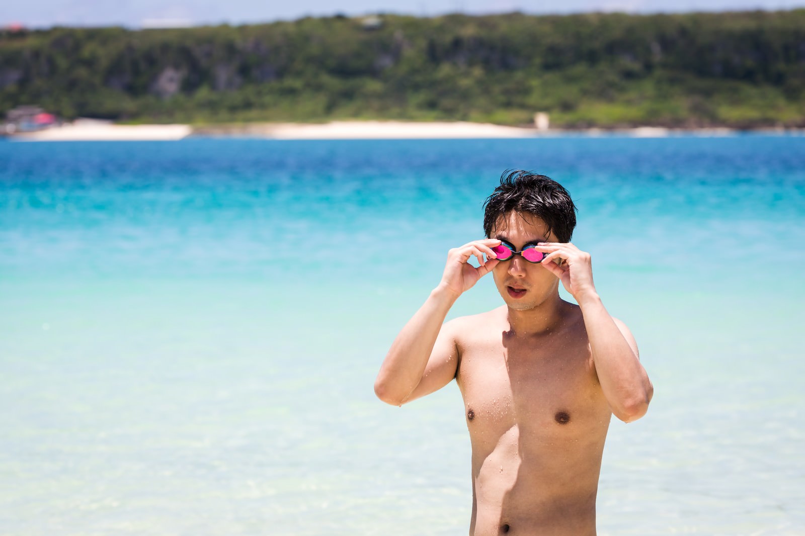 「度付きのゴーグルでビーチの水着ギャルを凝視する男性 | フリー素材のぱくたそ」の写真［モデル：大川竜弥］