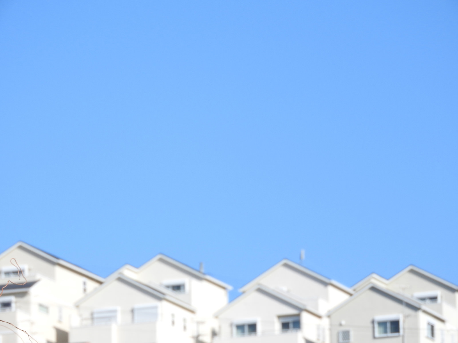 「青空と丘の住宅」の写真