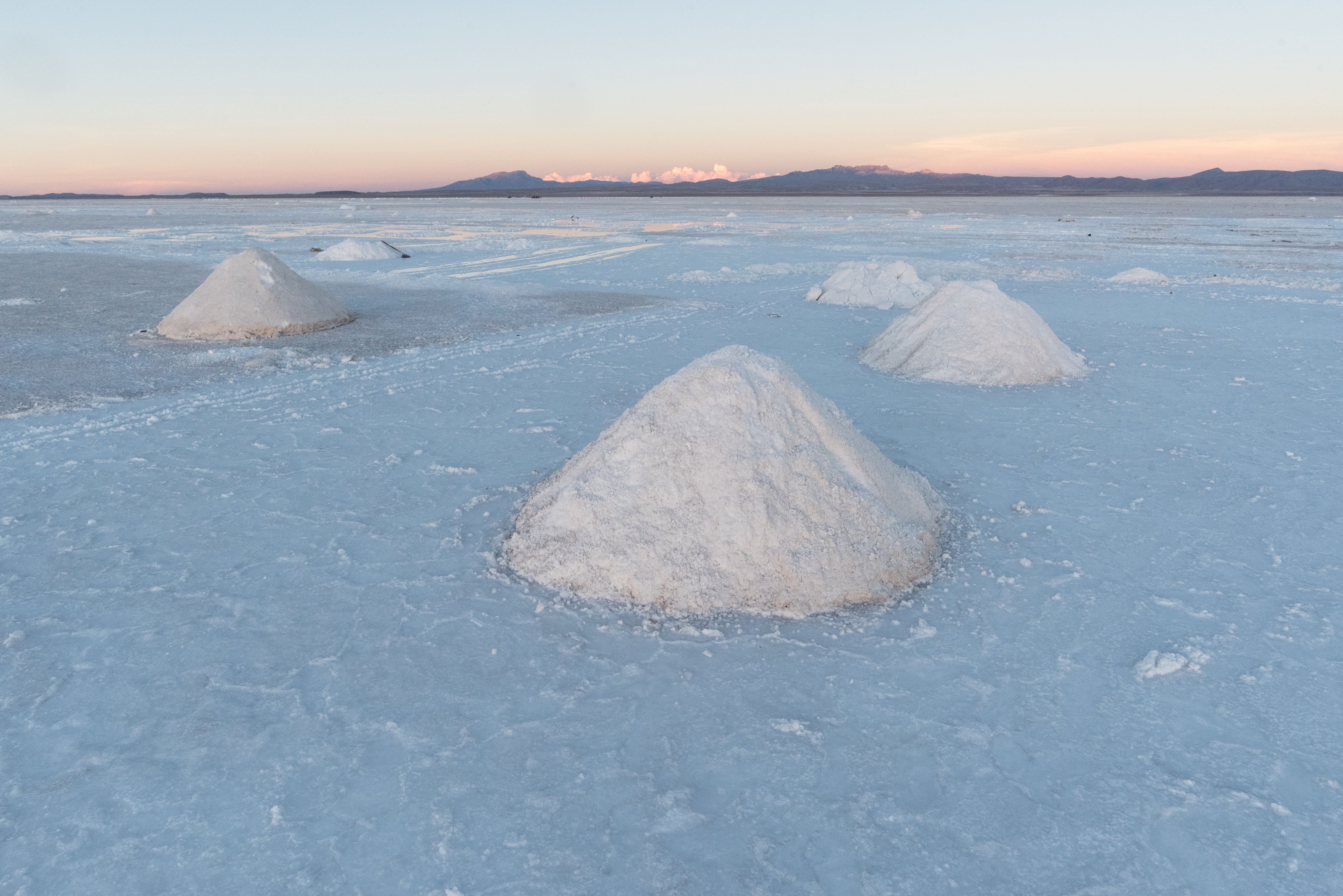 ウユニ塩湖の塩の採掘の写真 画像 フリー素材 ぱくたそ