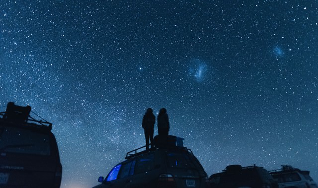 車の上から星空を眺める