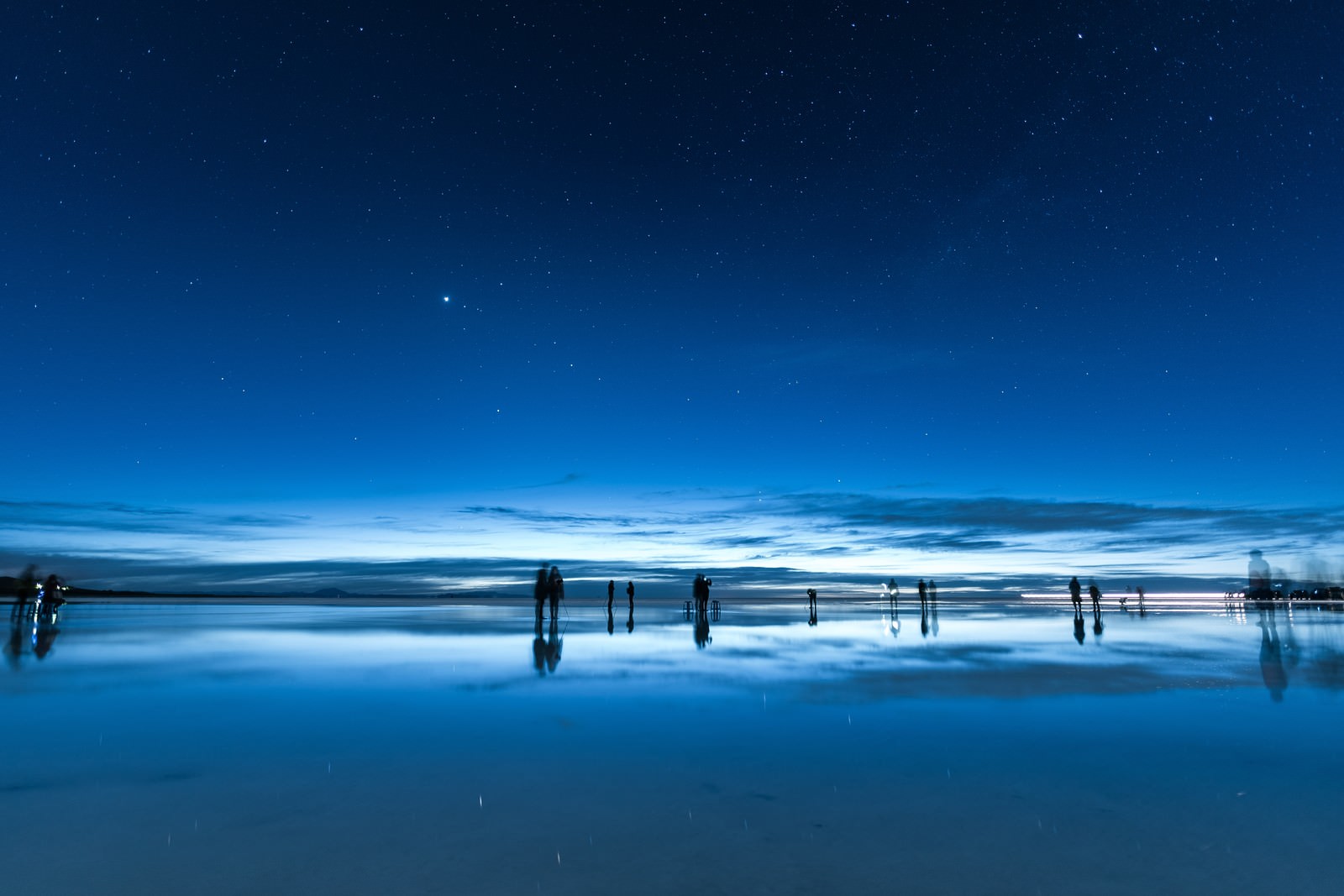 日が暮れたウユニ塩湖の写真素材 ぱくたそ