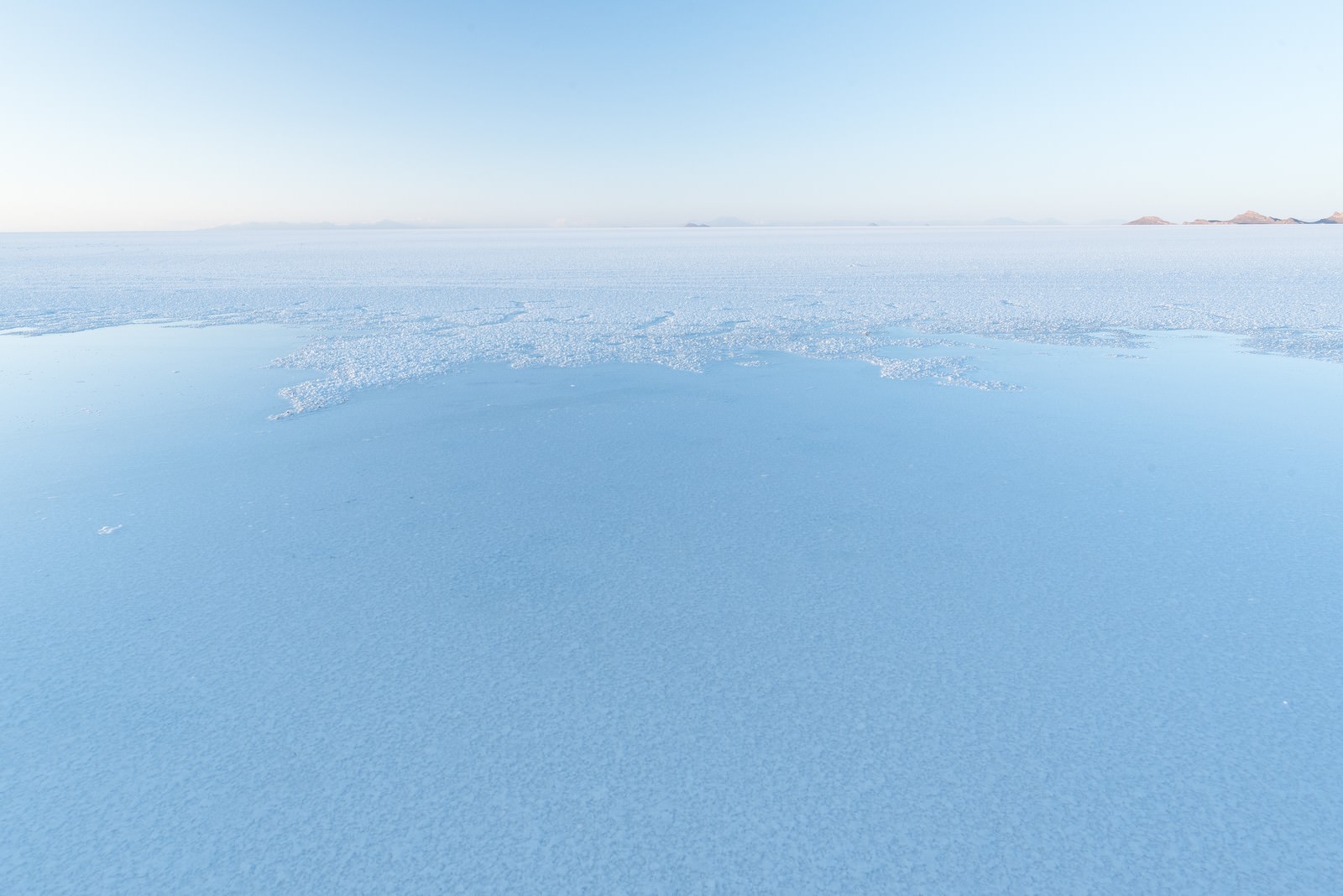 ウユニ塩湖の雨季の写真 画像 フリー素材 ぱくたそ