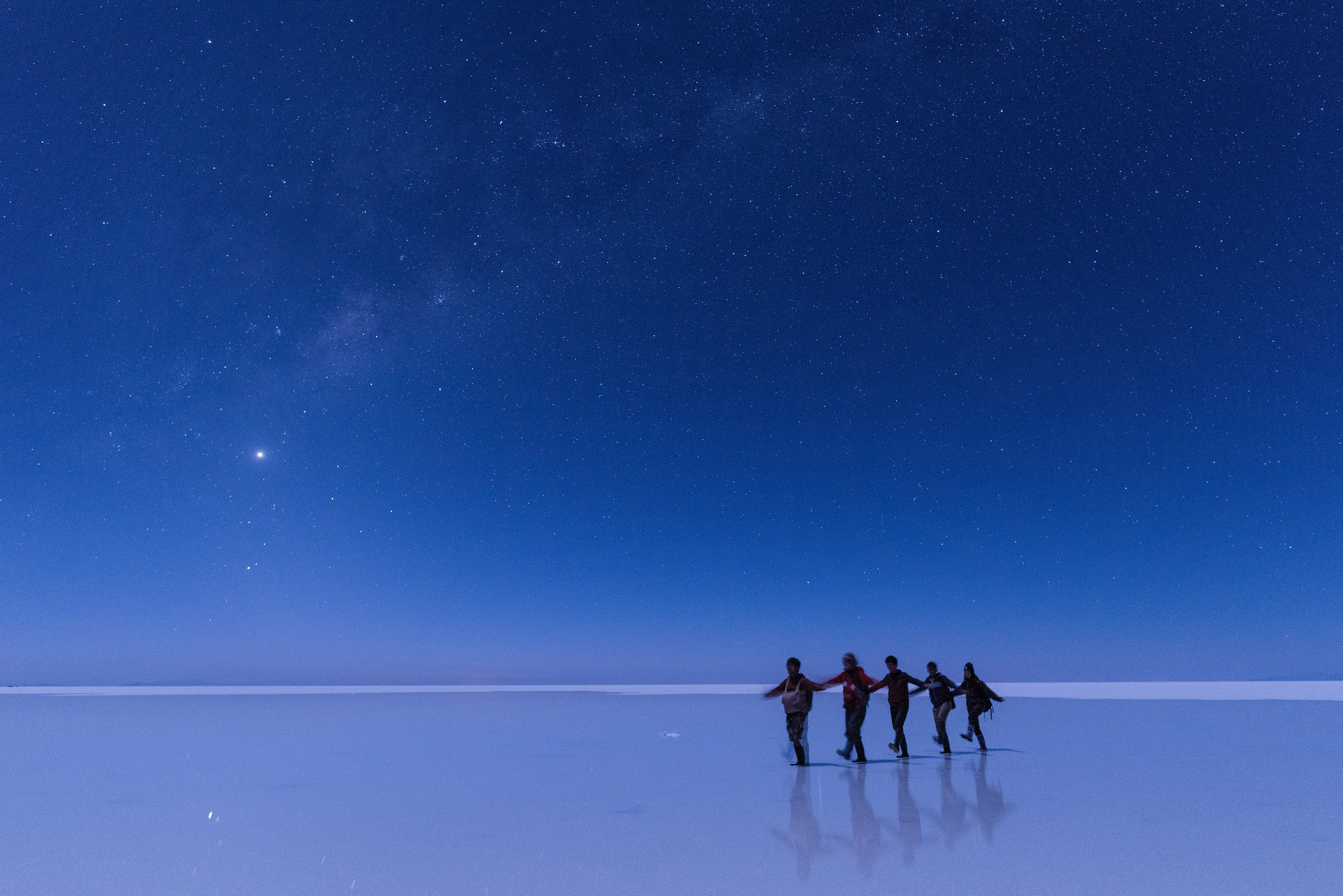 ウユニ塩湖で星空ツアーを楽しむ観光客の写真 画像 を無料ダウンロード フリー素材のぱくたそ