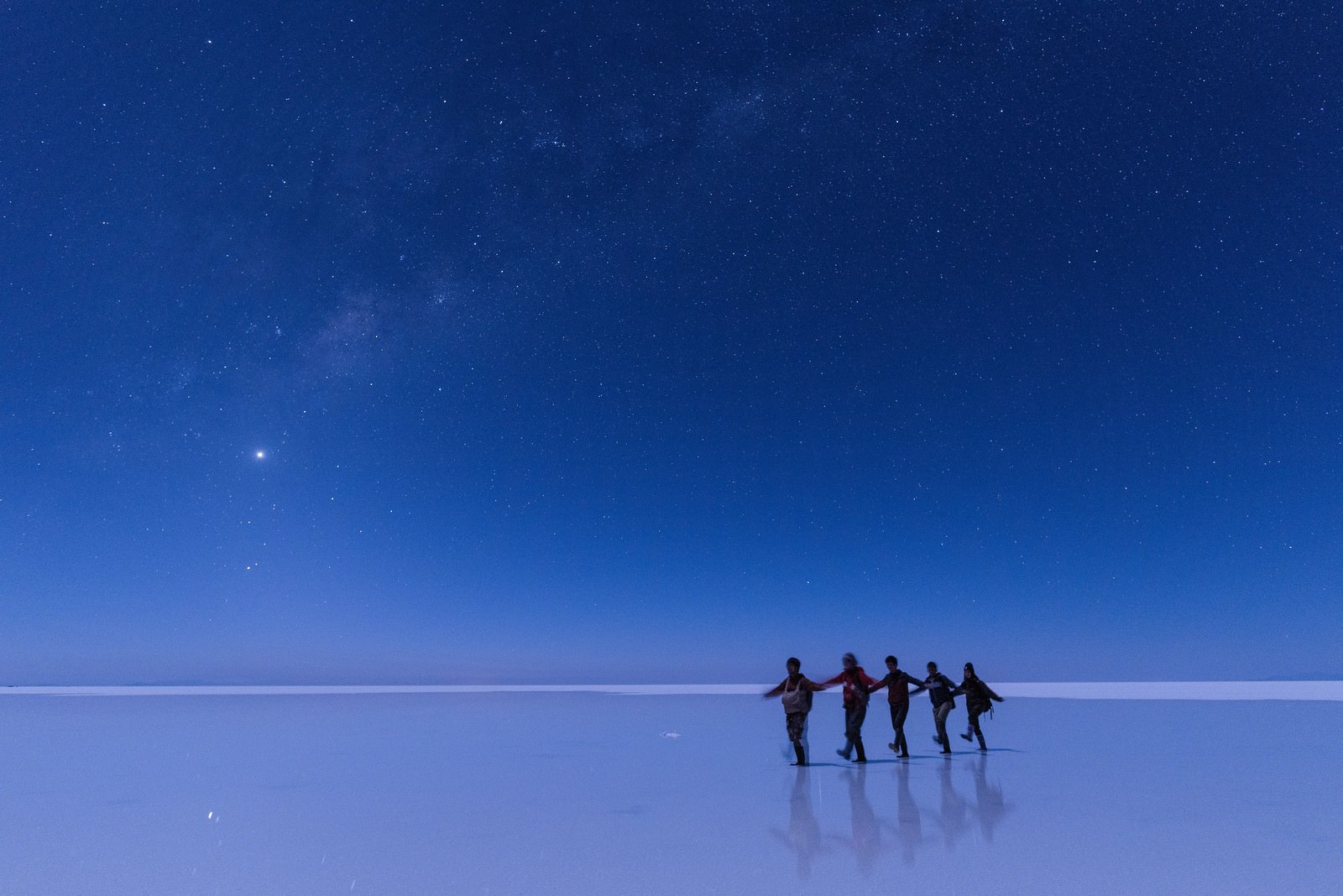 ウユニ塩湖で星空ツアーを楽しむ観光客の写真を無料ダウンロード フリー素材 ぱくたそ