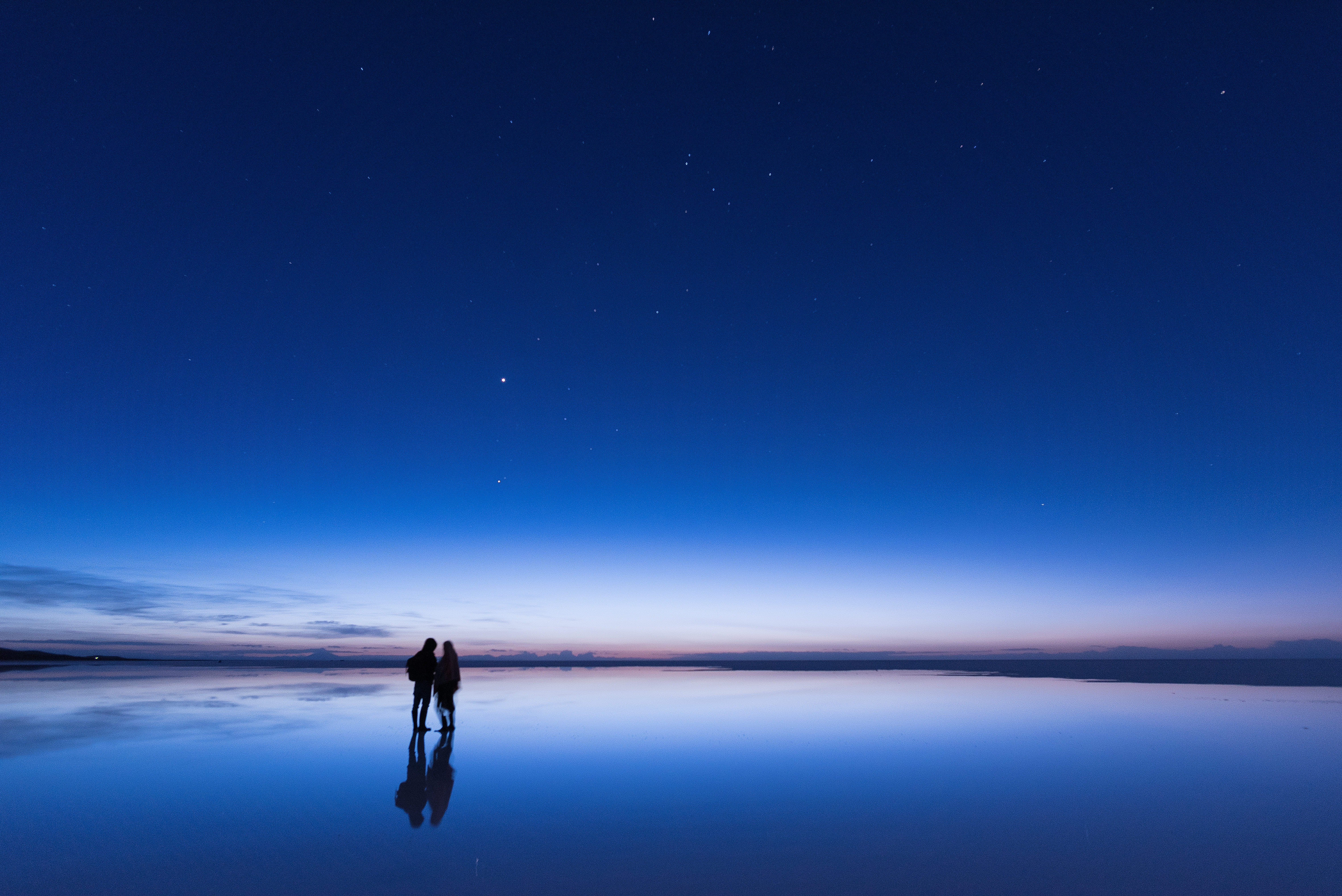 日の出直前のウユニ塩湖の写真を無料ダウンロード フリー素材 ぱくたそ