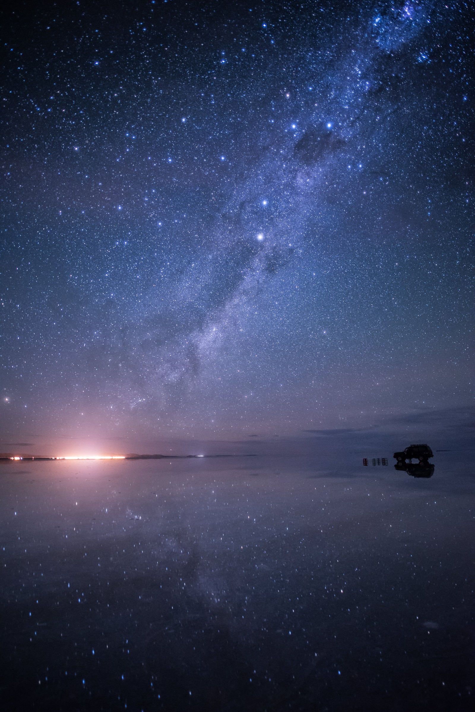 星空が反射するウユニ塩湖の雨季の写真素材 ぱくたそ
