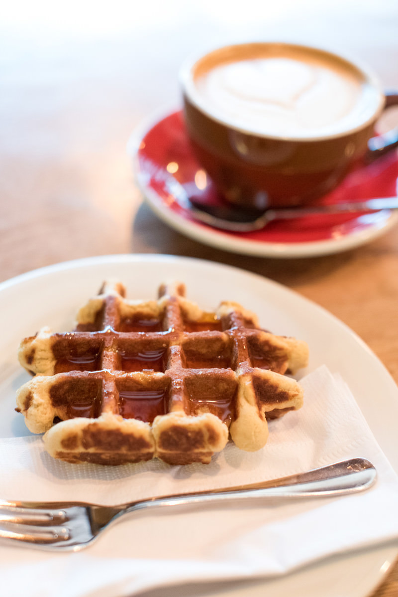 「カフェで頼んだワッフルとコーヒーセット」の写真