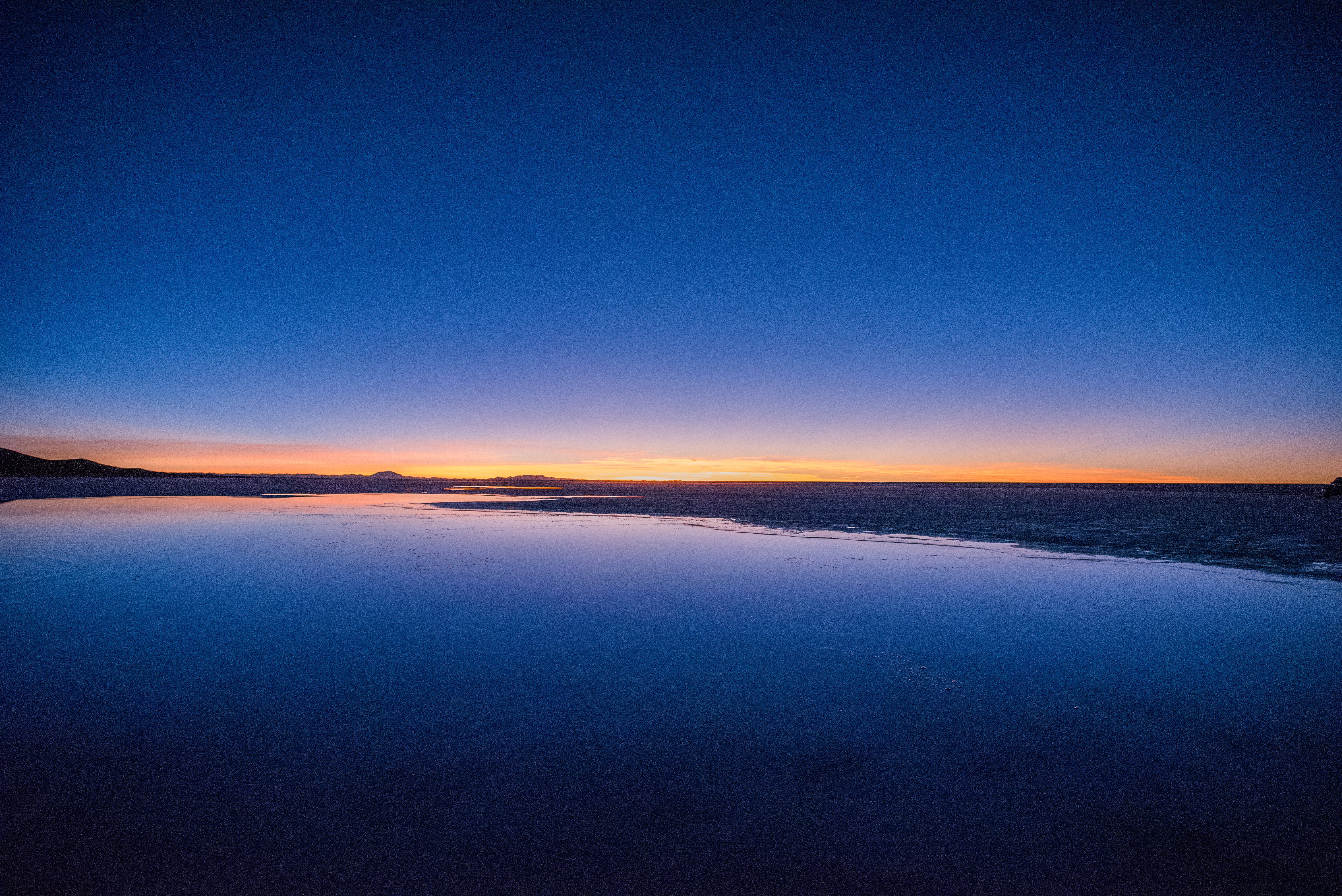 天空の鏡の夜明け ウユニ塩湖 の写真素材 ぱくたそ