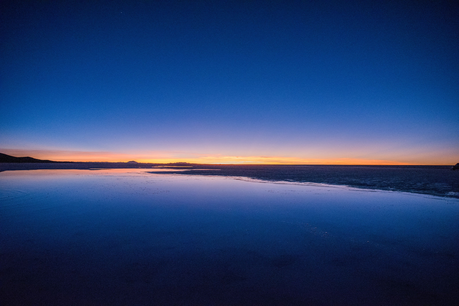 天空の鏡の夜明け ウユニ塩湖 の写真 画像 を無料ダウンロード フリー素材のぱくたそ