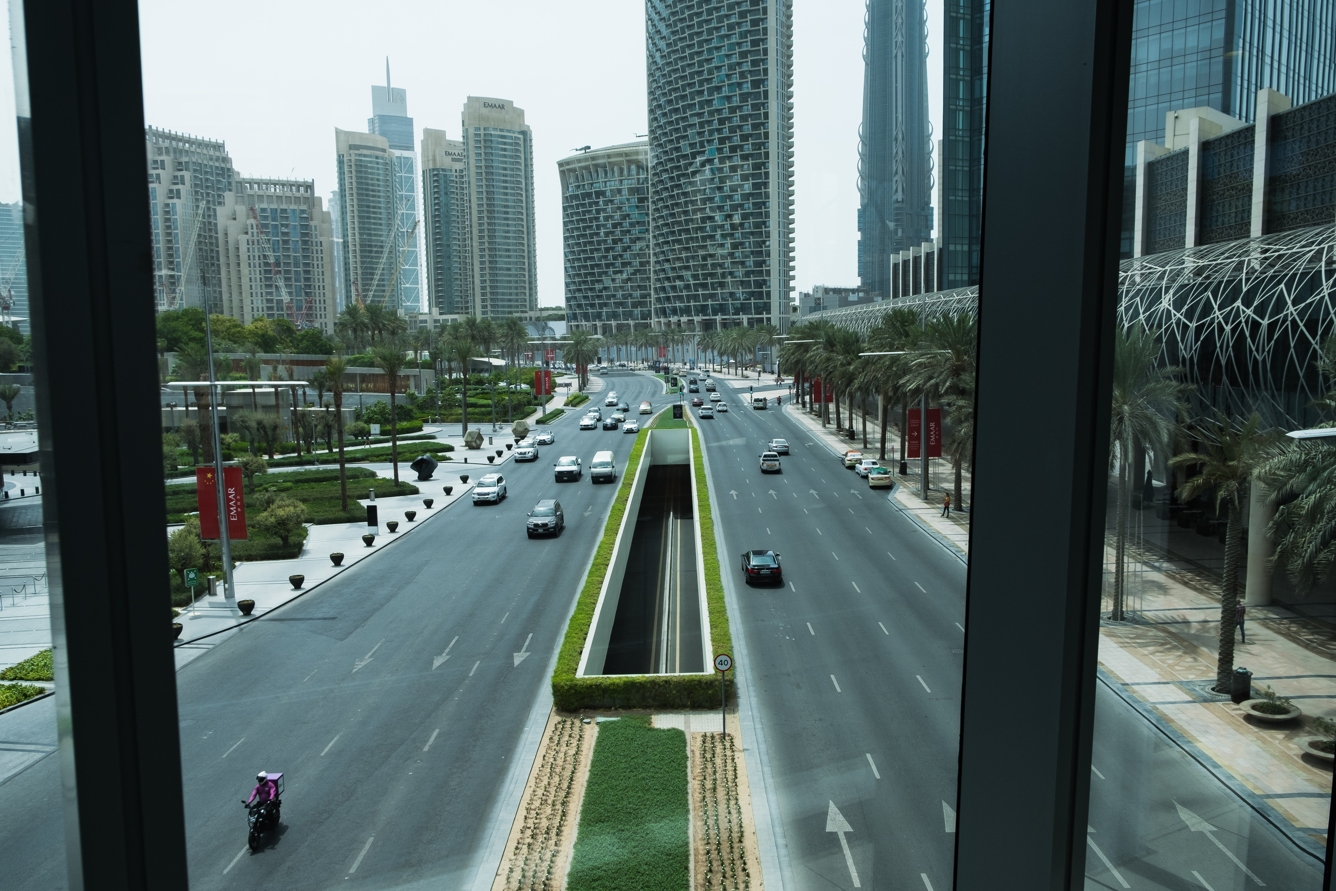 高層ビル群へと続く道路を行き交う車 ドバイ の写真素材 ぱくたそ