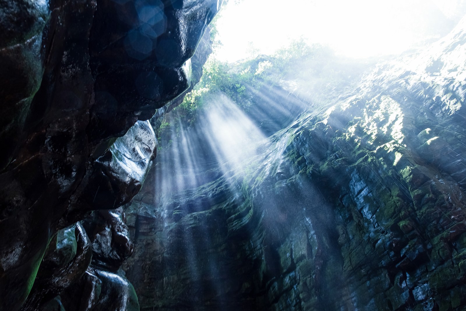 「ベネズエラの洞窟と差し込む光」の写真