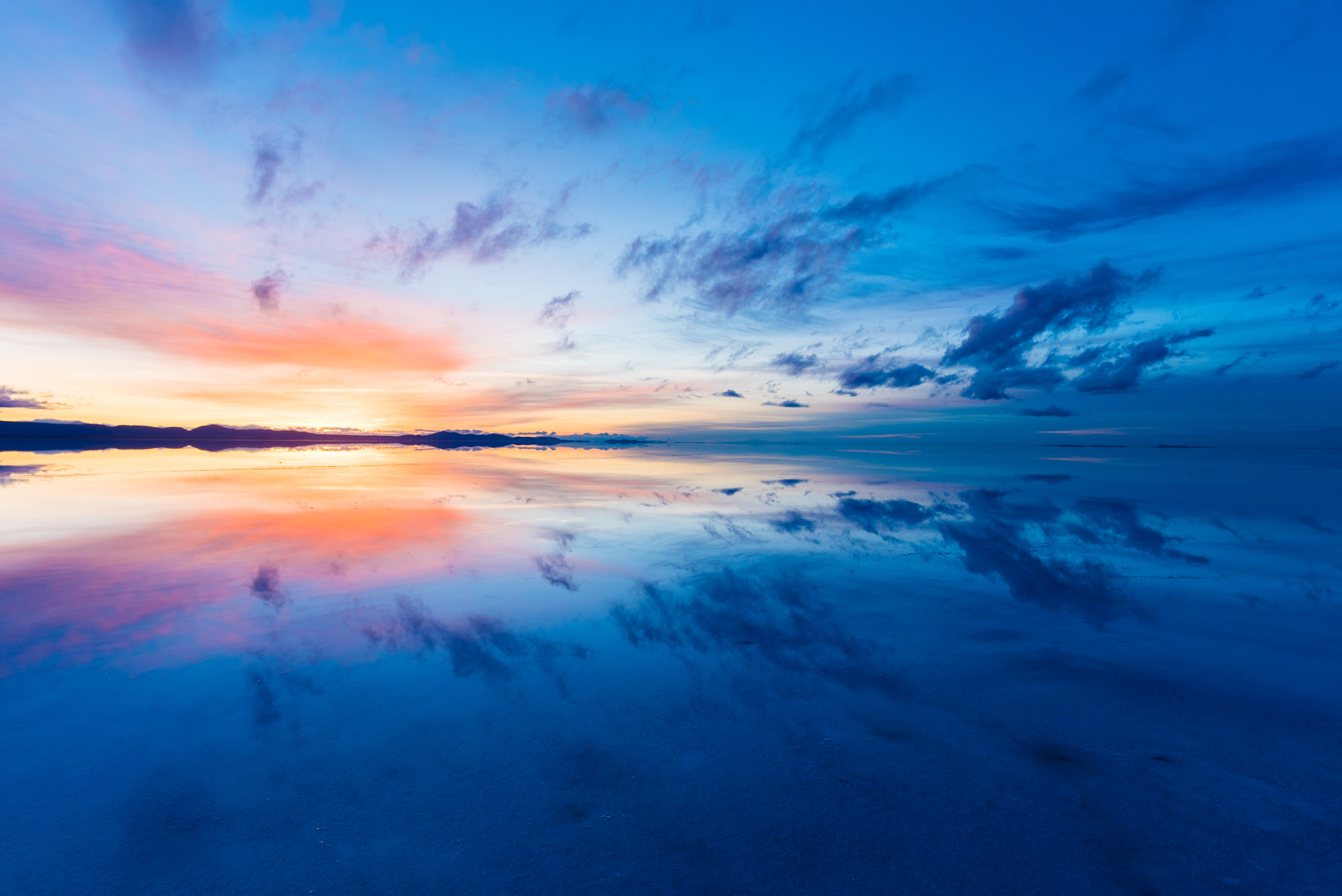 沈む夕日とグラデーションの夕焼け ウユニ塩湖 のフリー素材 ぱくたそ