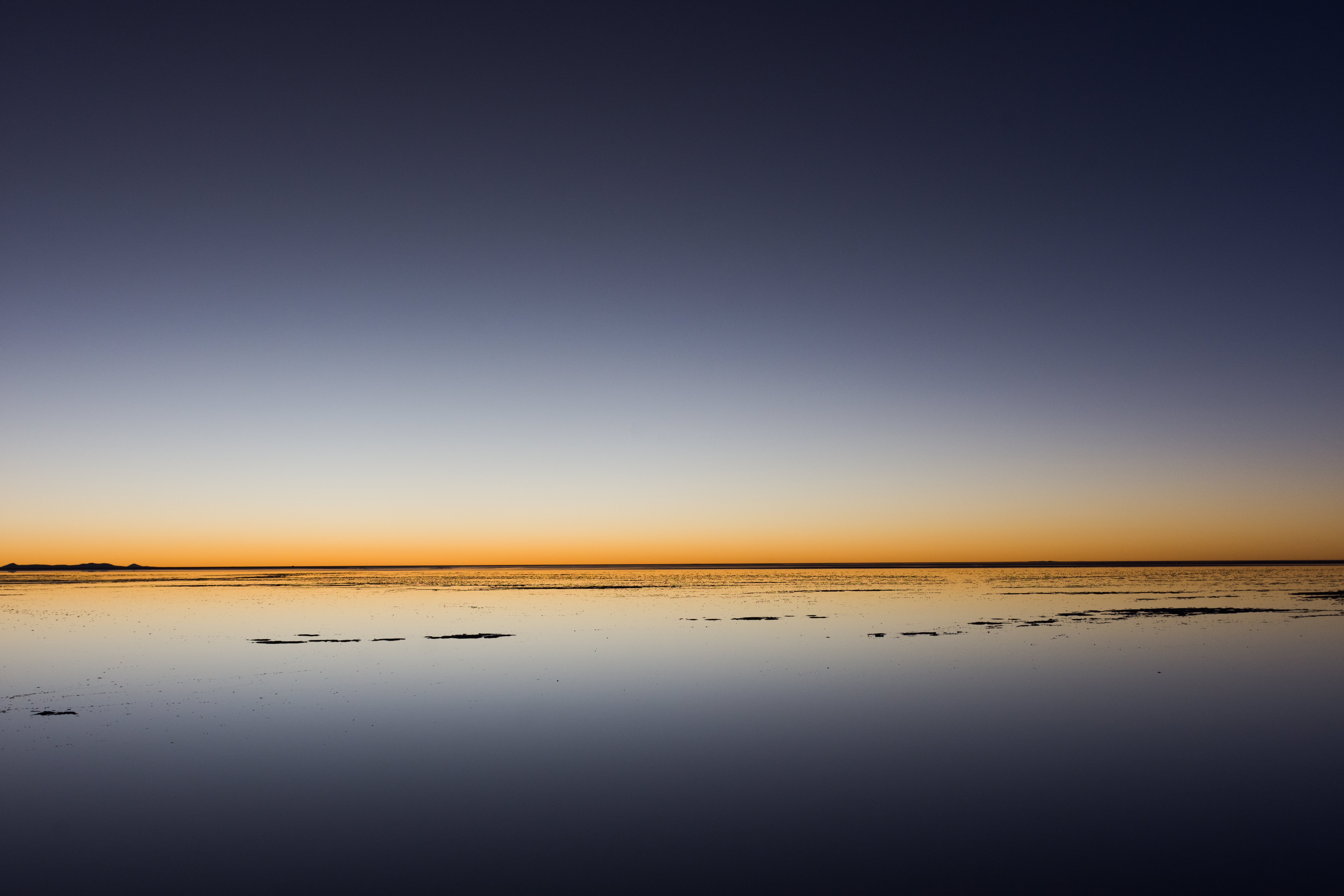 ウユニ塩湖の日没 地平線 の写真素材 ぱくたそ