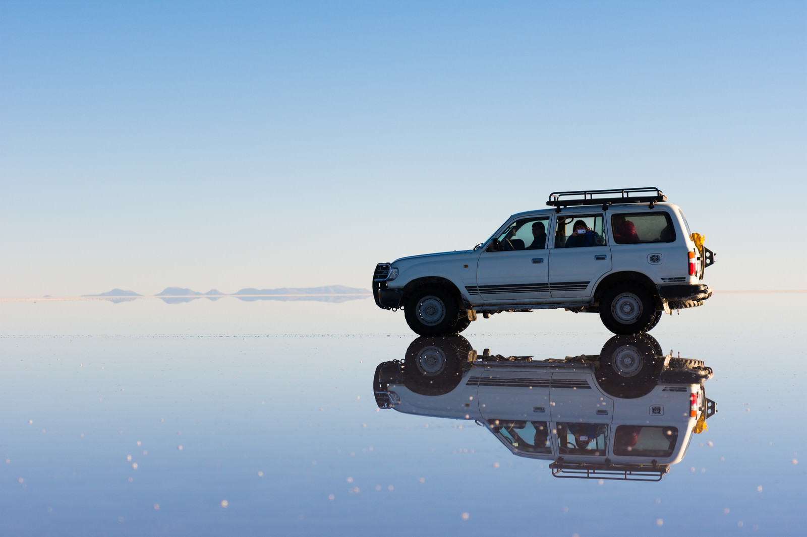 「ウユニ塩湖上と車両ウユニ塩湖上と車両」のフリー写真素材を拡大