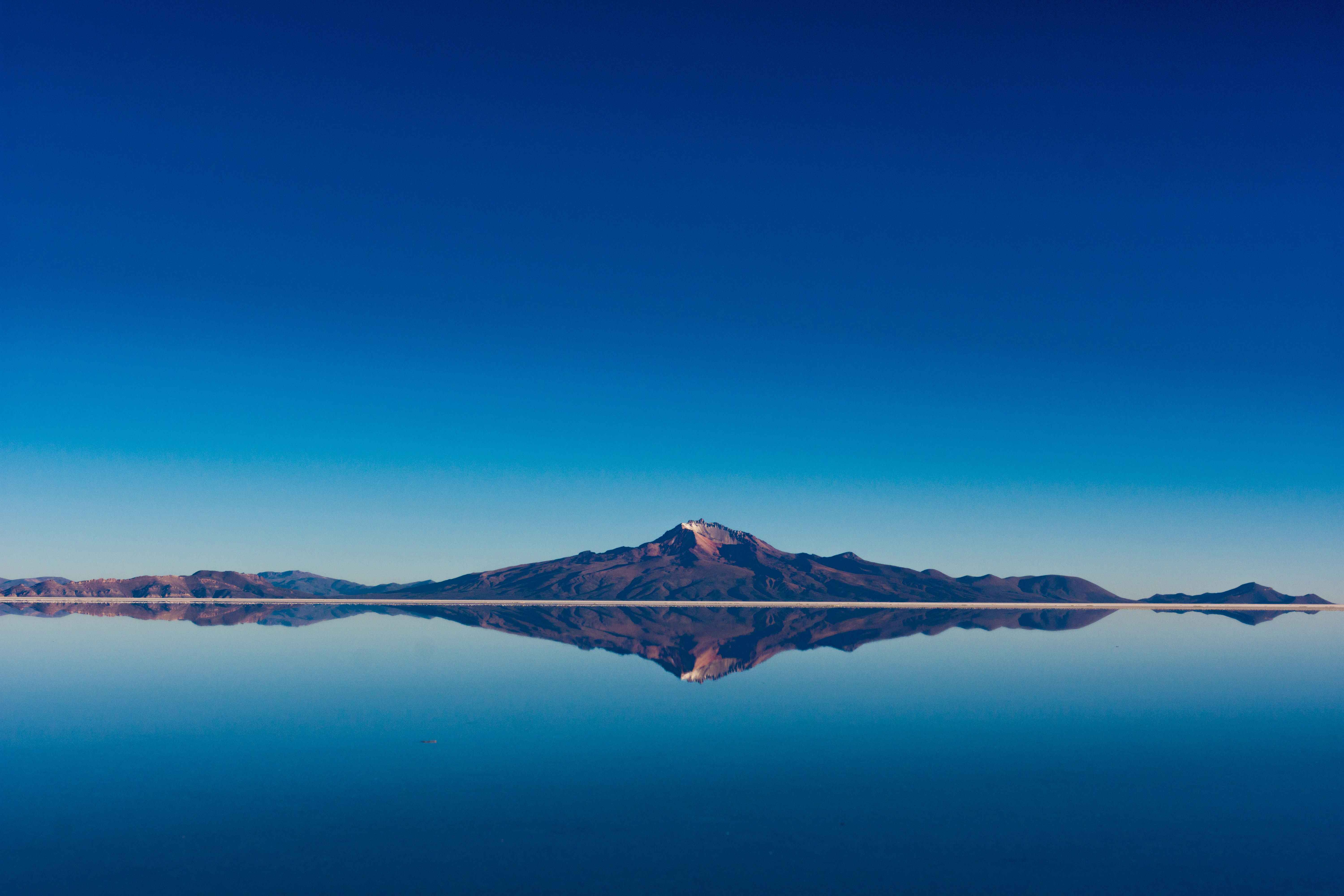 鏡張りの山 ウユニ塩湖 の写真 画像 フリー素材 ぱくたそ