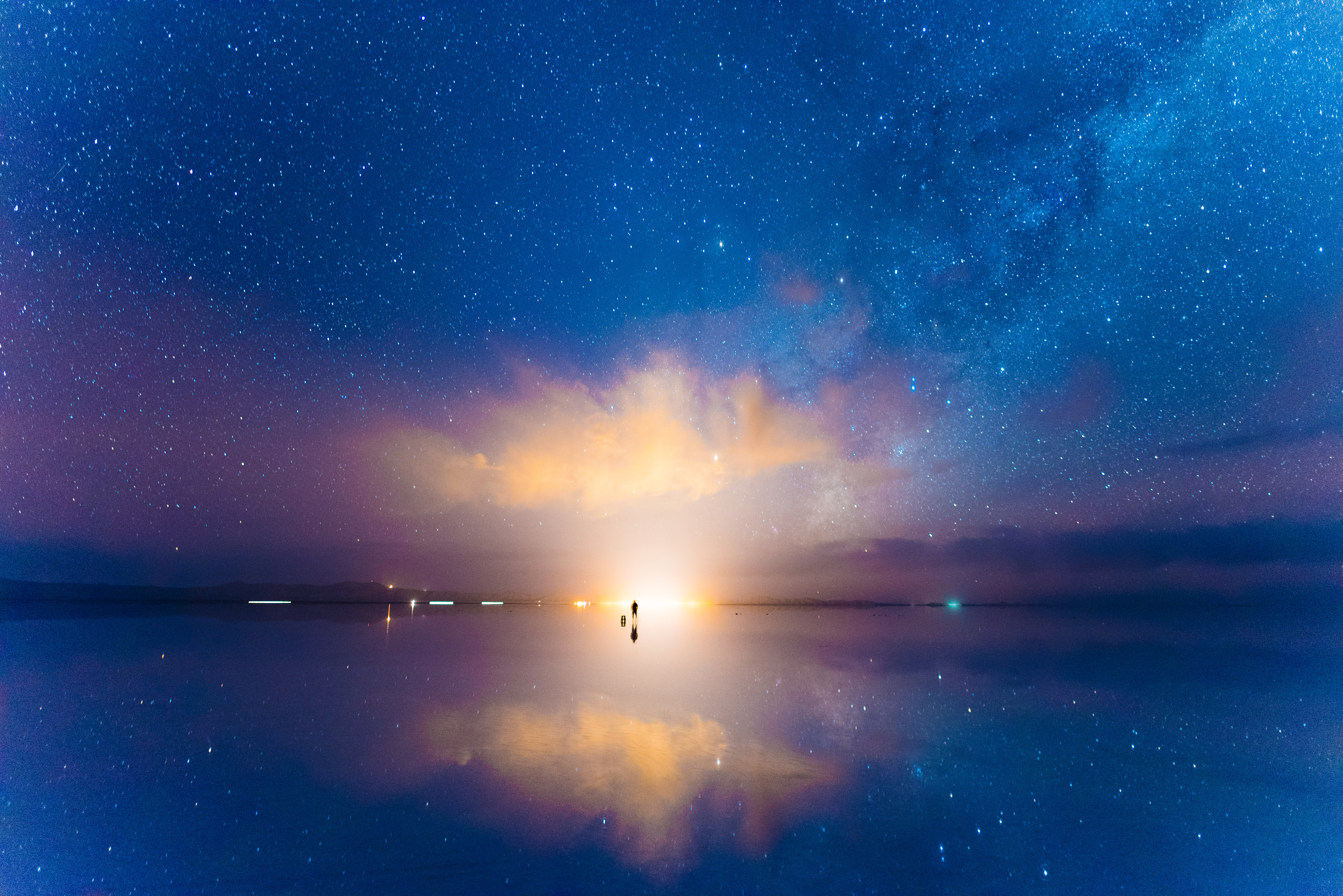 夜が明ける ウユニ塩湖 の写真素材 ぱくたそ