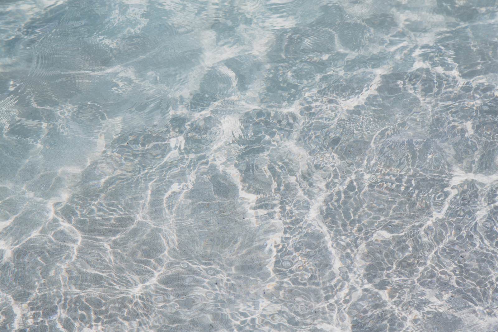 「透き通る海と水面」の写真