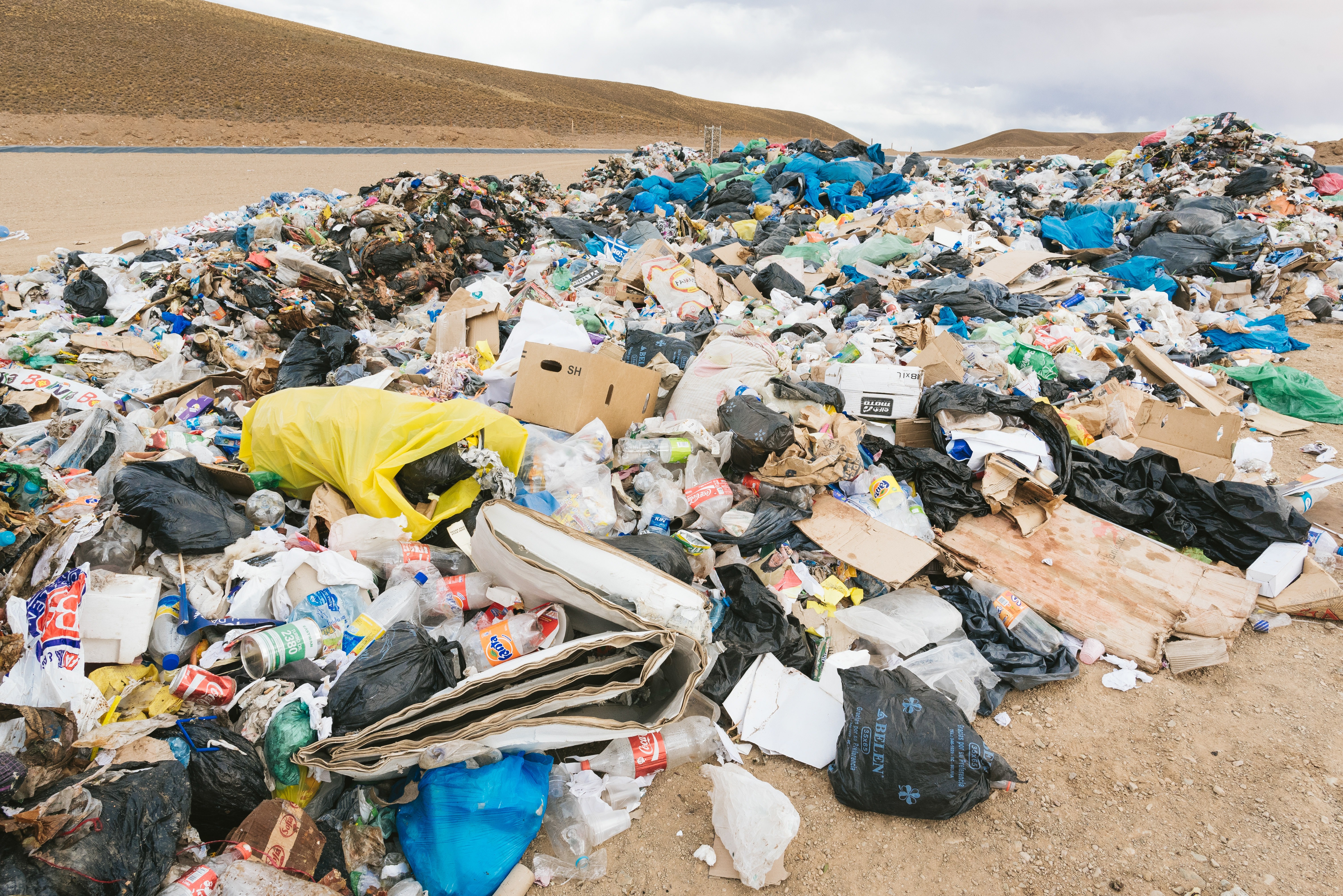 廃棄物の山 環境問題 の写真を無料ダウンロード フリー素材 ぱくたそ