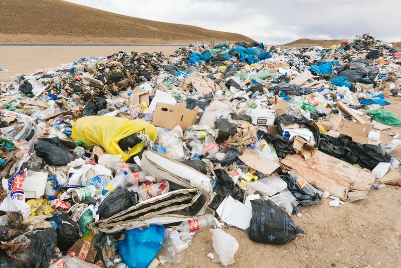 廃棄物の山 環境問題 のフリー素材 ぱくたそ