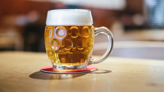 黄金色のビール(チェコ共和国・ブドヴァル)の写真