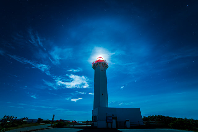 平安名埼灯台と夜景