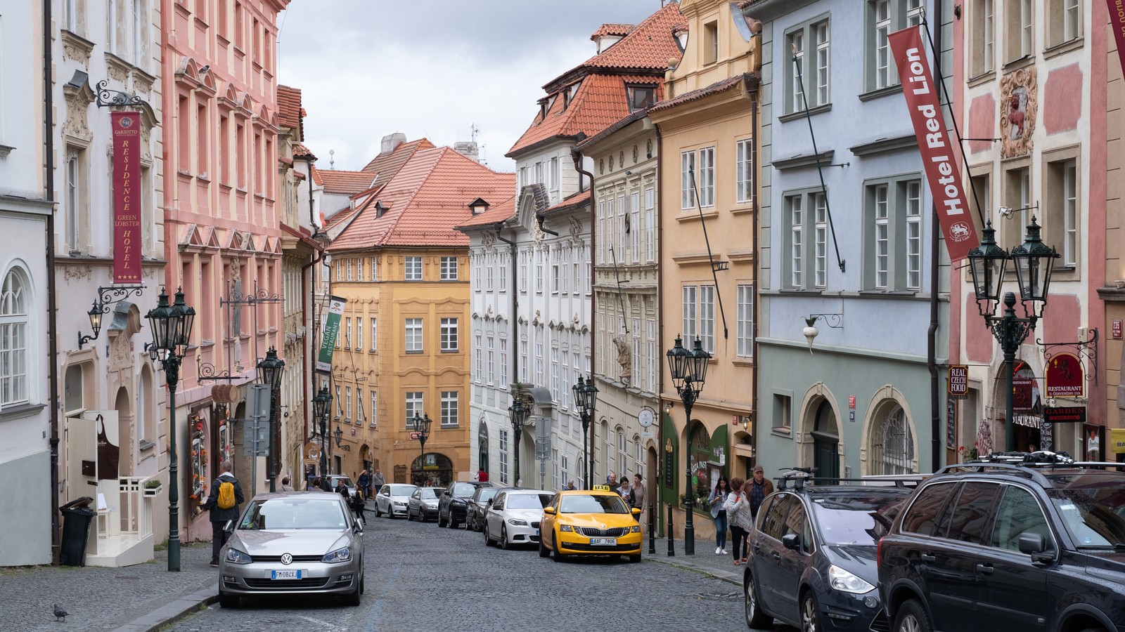 「プラハの建築様式と石畳の道路（チェコ共和国）」の写真