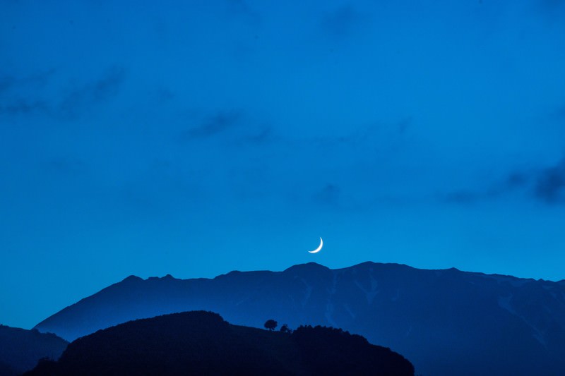 山のシルエットと三日月の写真 画像 フリー素材 ぱくたそ