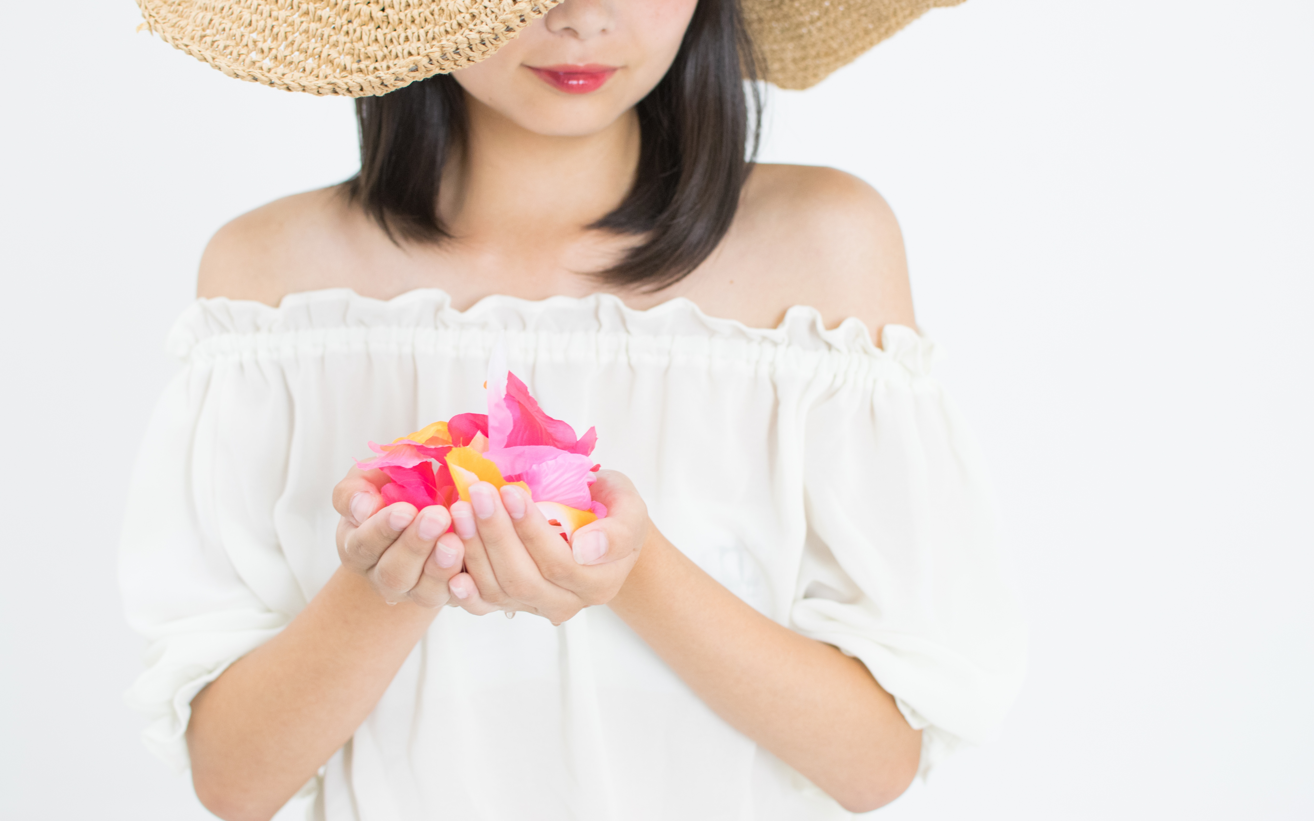 彩る花を手に抱える女性の無料の写真素材 フリー素材 をダウンロード ぱくたそ