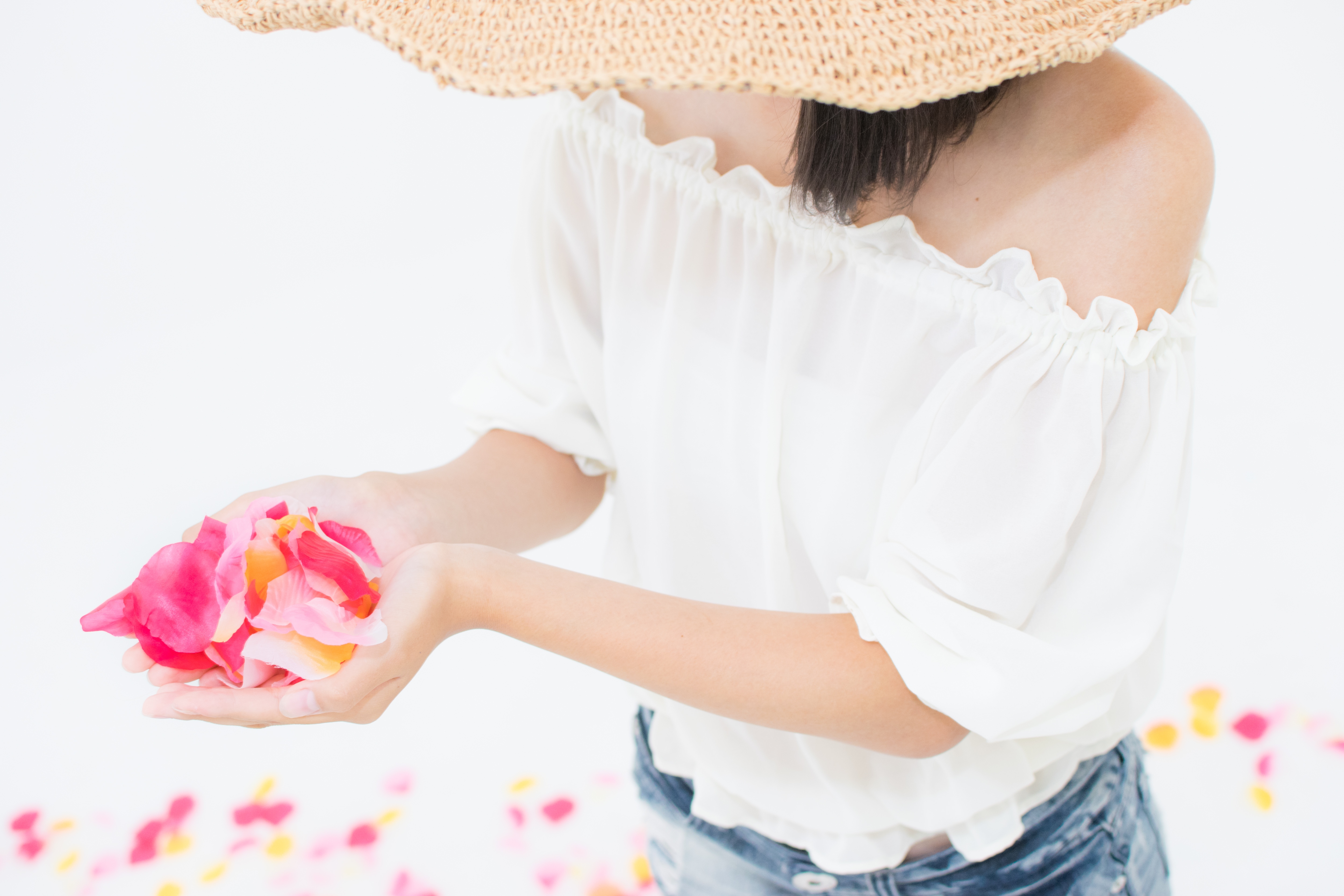 両手からこぼれる花びらの写真を無料ダウンロード フリー素材 ぱくたそ