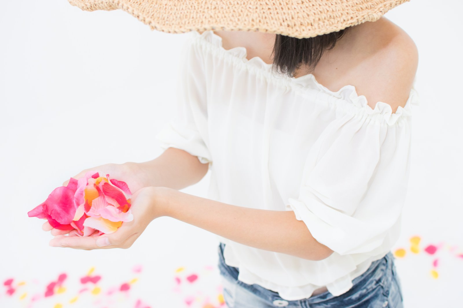 両手からこぼれる花びらの写真素材 ぱくたそ