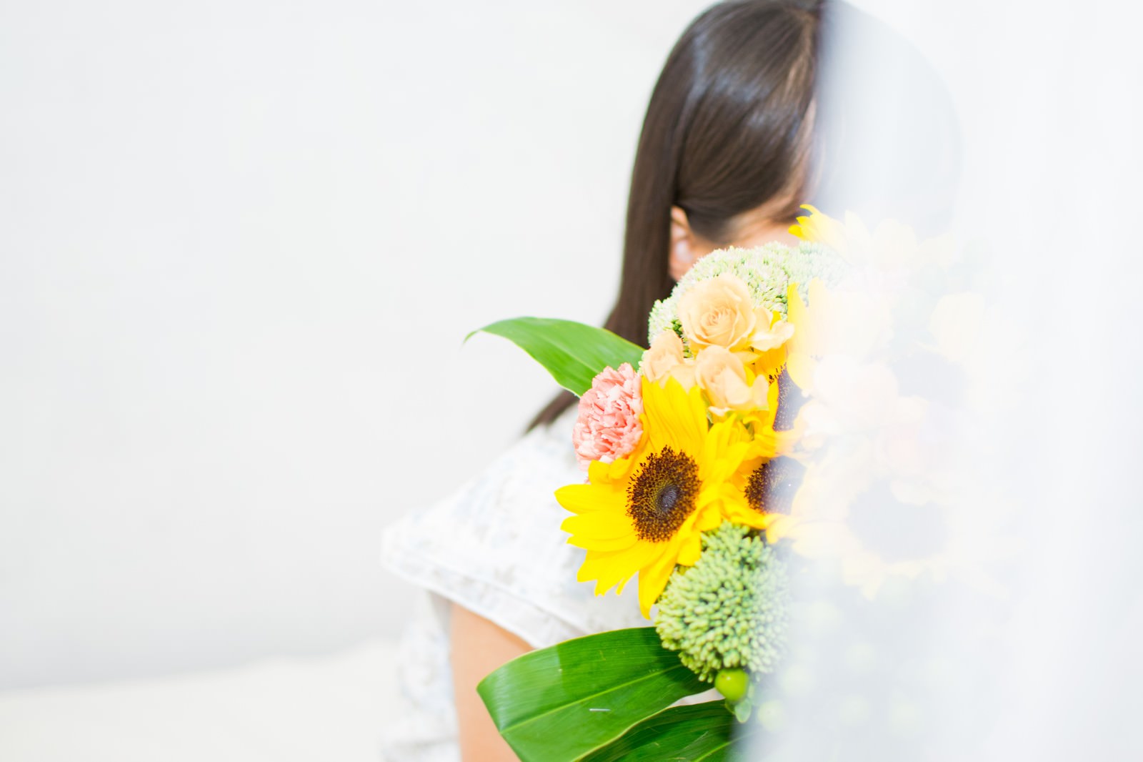 花束を持ってスタンバイしている女性の写真 画像 を無料ダウンロード フリー素材のぱくたそ